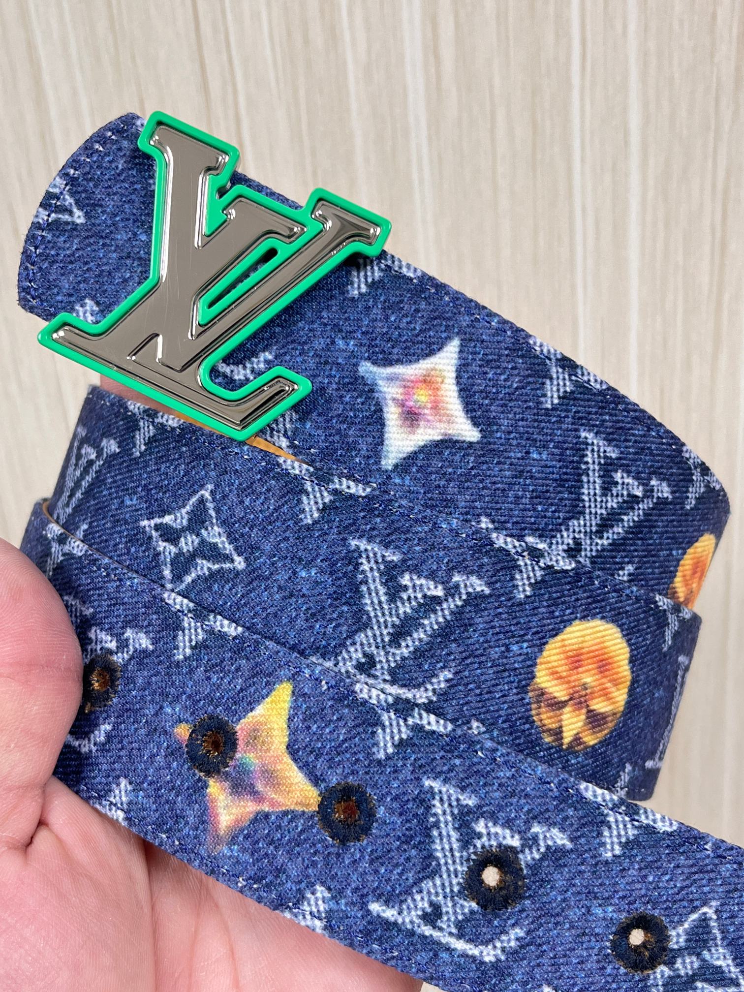 当季新款，正面：牛仔布材质，印有LV经典Monogram老花图案，并点缀彩色花卉印花，复古感拉满- 反面