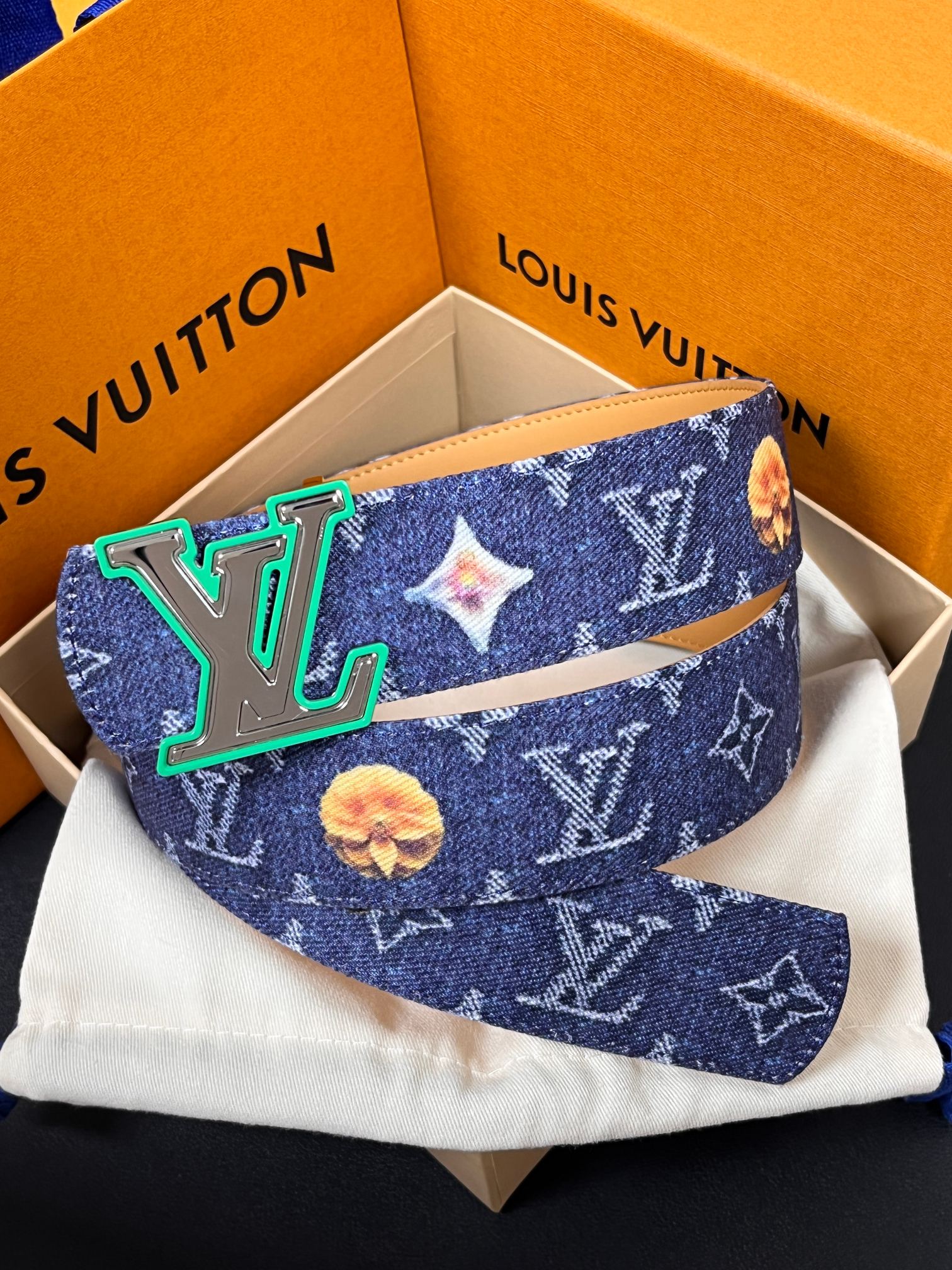 当季新款，正面：牛仔布材质，印有LV经典Monogram老花图案，并点缀彩色花卉印花，复古感拉满- 反面