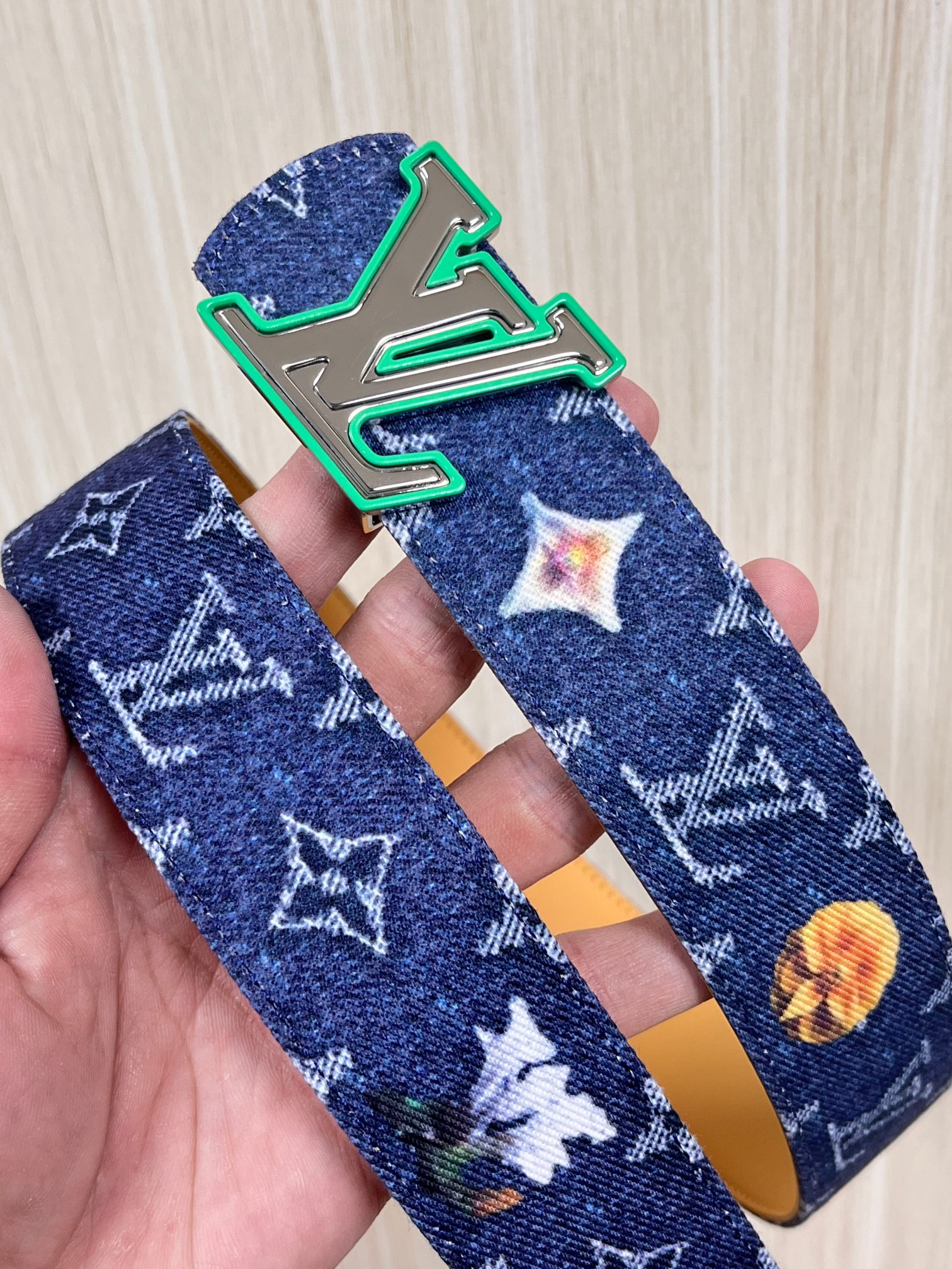 当季新款，正面：牛仔布材质，印有LV经典Monogram老花图案，并点缀彩色花卉印花，复古感拉满- 反面