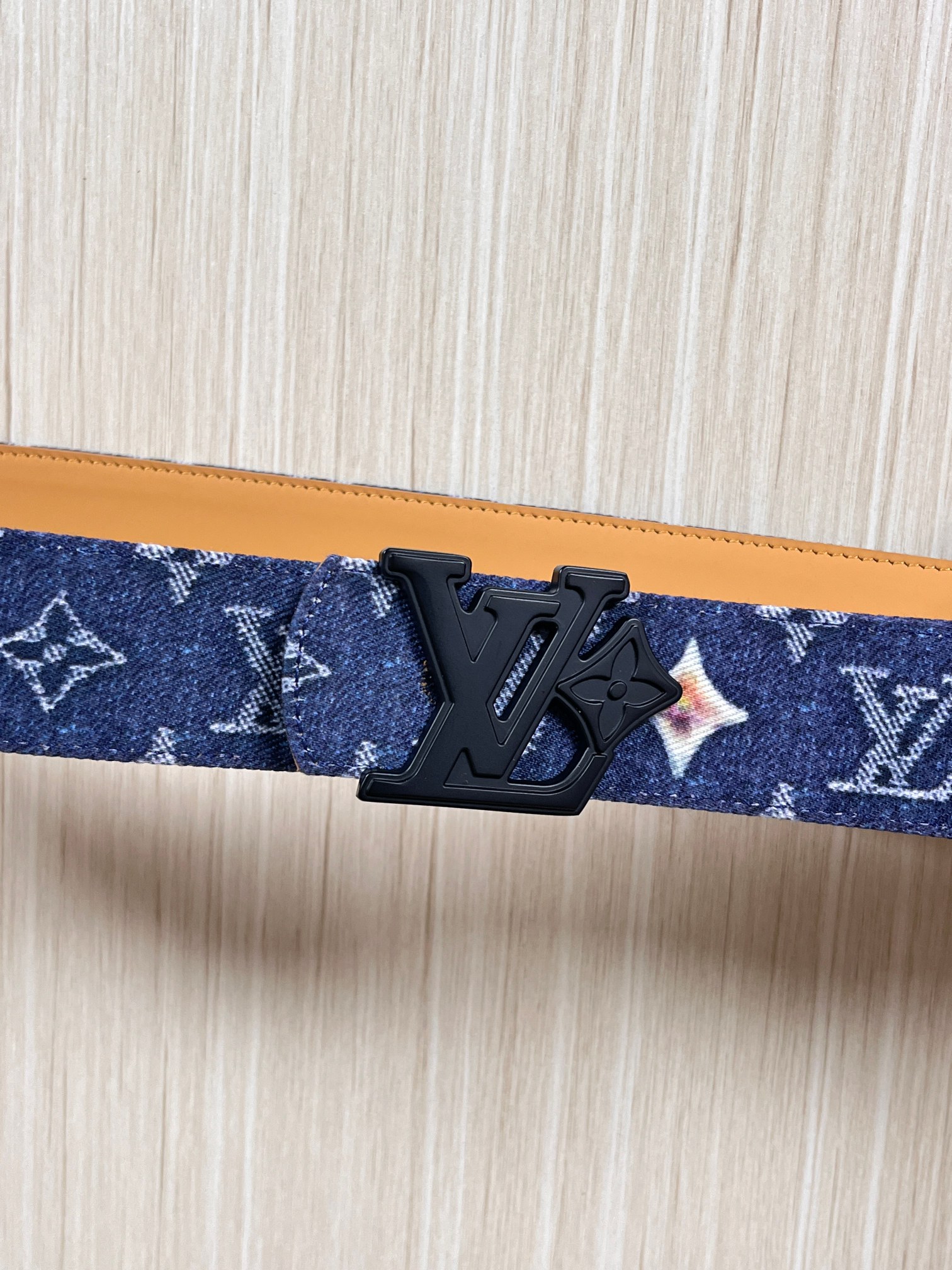 当季新款，正面：牛仔布材质，印有LV经典Monogram老花图案，并点缀彩色花卉印花，复古感拉满- 反面