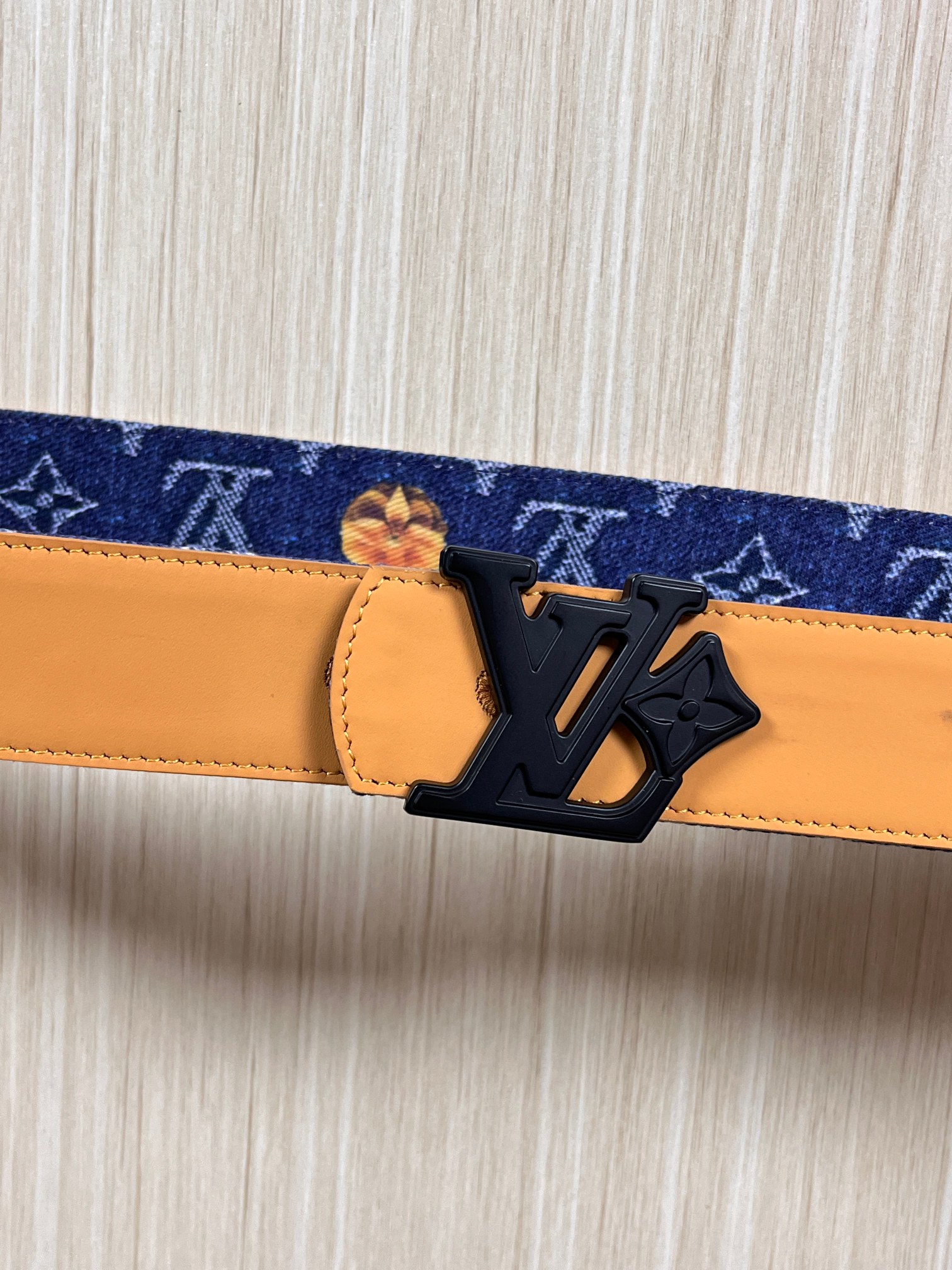 当季新款，正面：牛仔布材质，印有LV经典Monogram老花图案，并点缀彩色花卉印花，复古感拉满- 反面