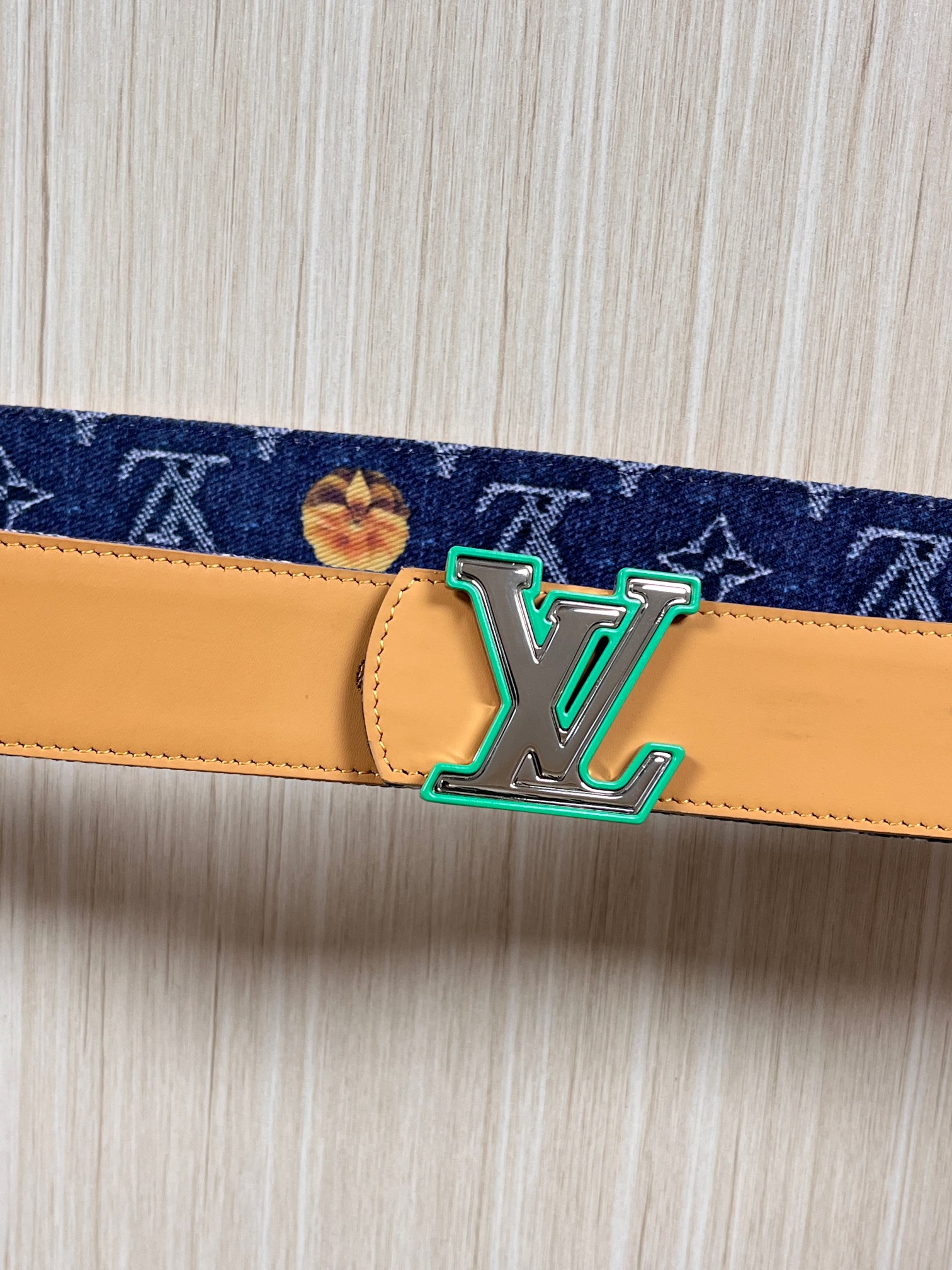 当季新款，正面：牛仔布材质，印有LV经典Monogram老花图案，并点缀彩色花卉印花，复古感拉满- 反面