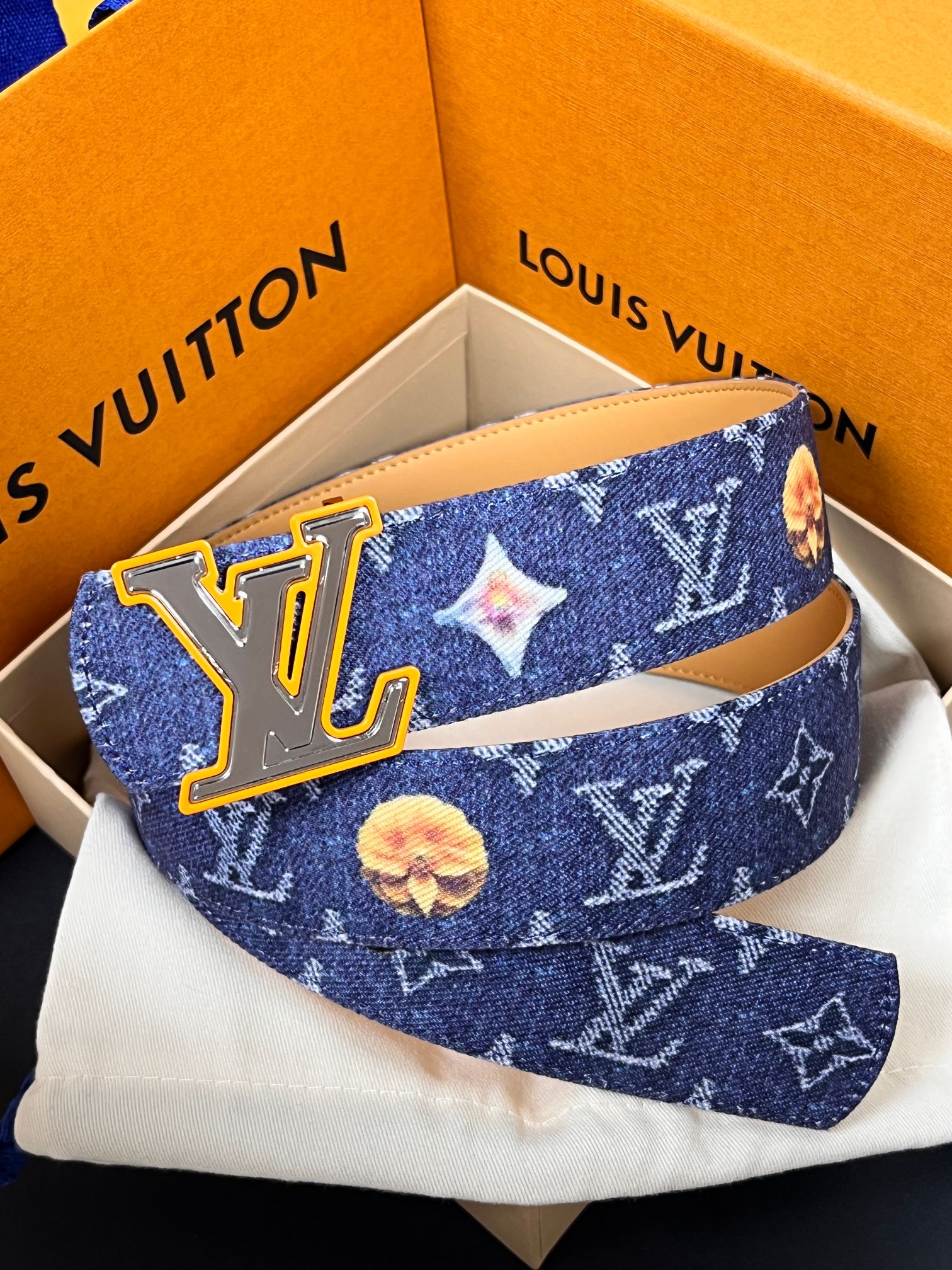 当季新款，正面：牛仔布材质，印有LV经典Monogram老花图案，并点缀彩色花卉印花，复古感拉满- 反面