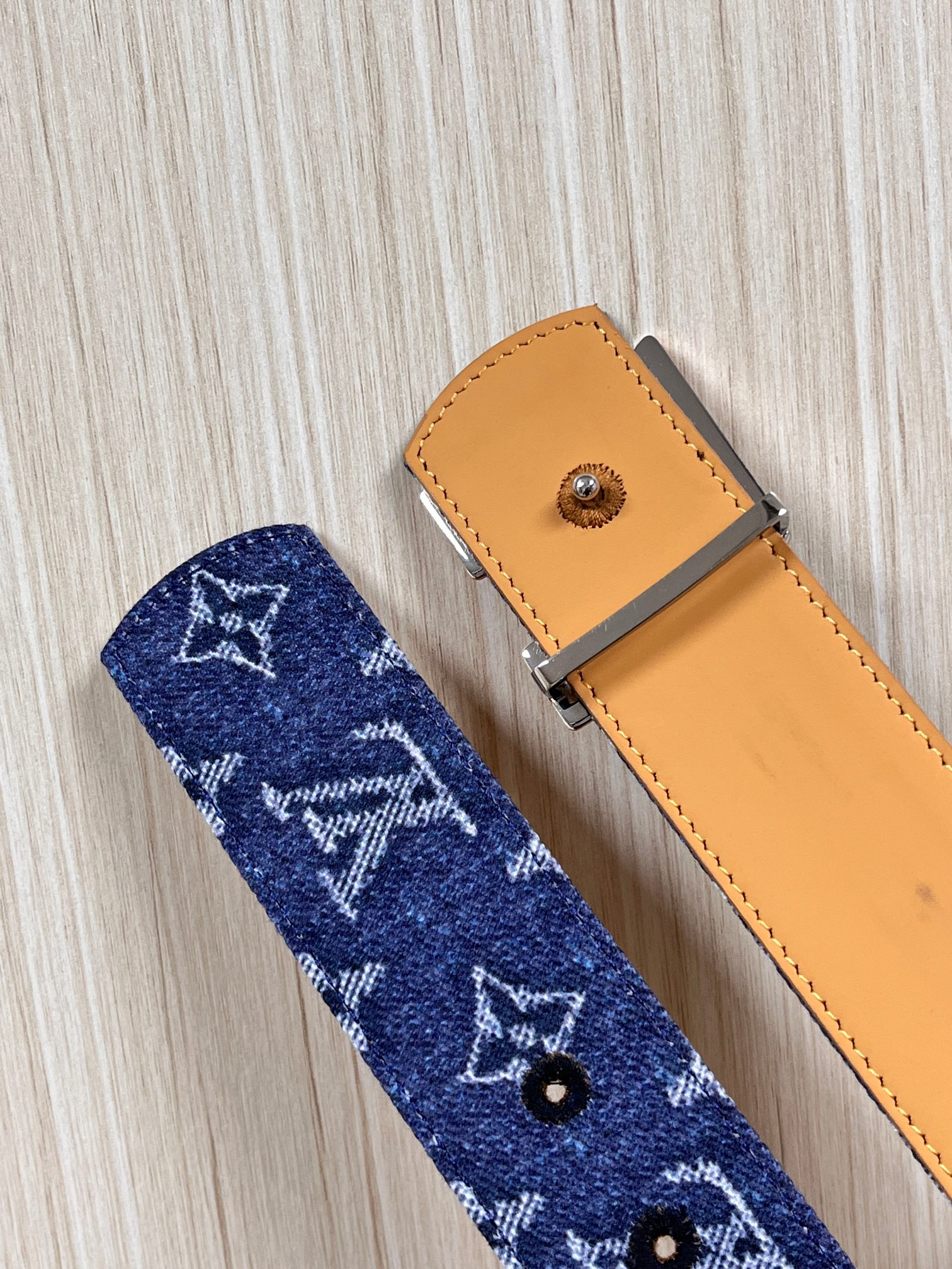 当季新款，正面：牛仔布材质，印有LV经典Monogram老花图案，并点缀彩色花卉印花，复古感拉满- 反面