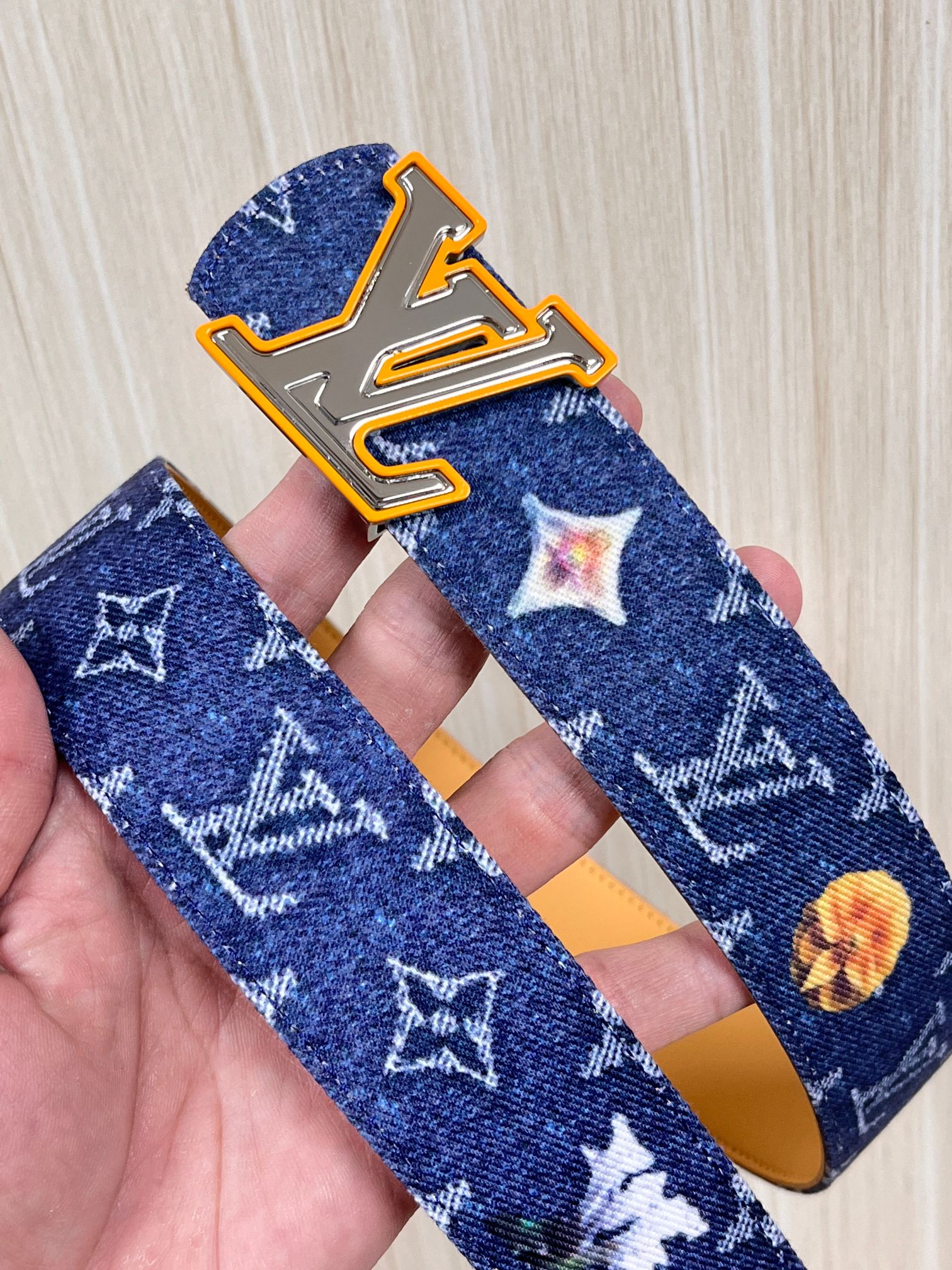 当季新款，正面：牛仔布材质，印有LV经典Monogram老花图案，并点缀彩色花卉印花，复古感拉满- 反面