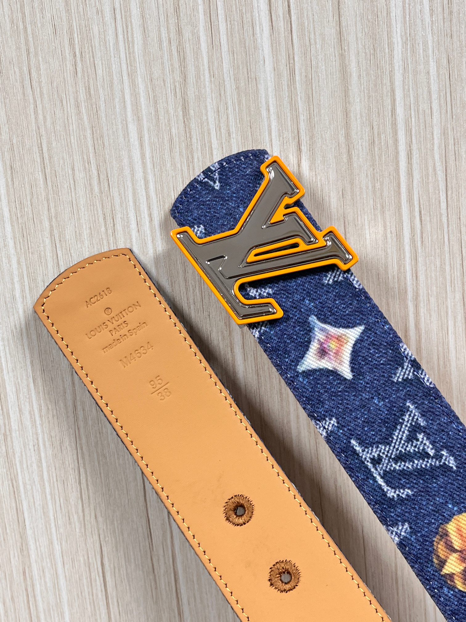 当季新款，正面：牛仔布材质，印有LV经典Monogram老花图案，并点缀彩色花卉印花，复古感拉满- 反面