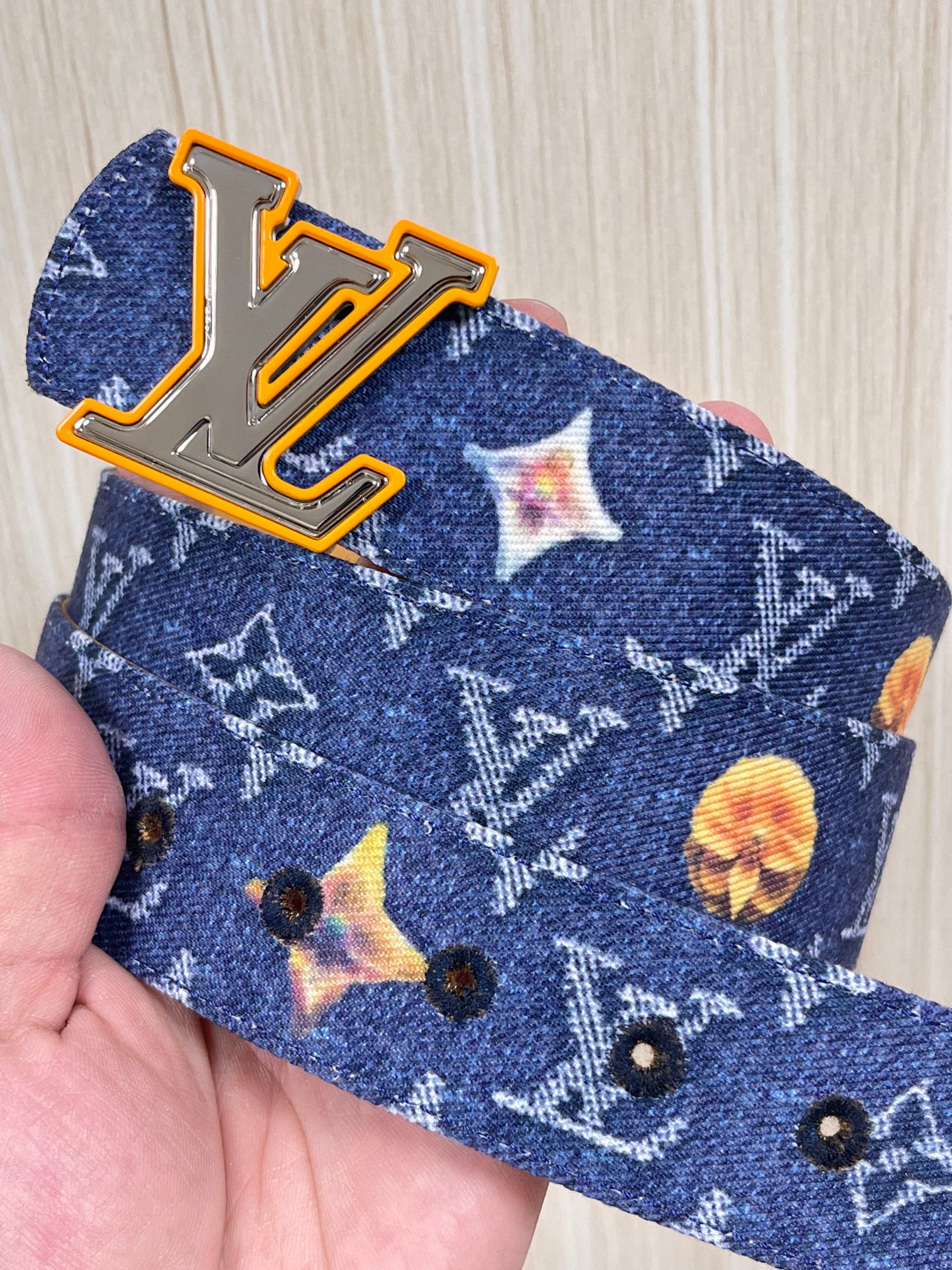 当季新款，正面：牛仔布材质，印有LV经典Monogram老花图案，并点缀彩色花卉印花，复古感拉满- 反面