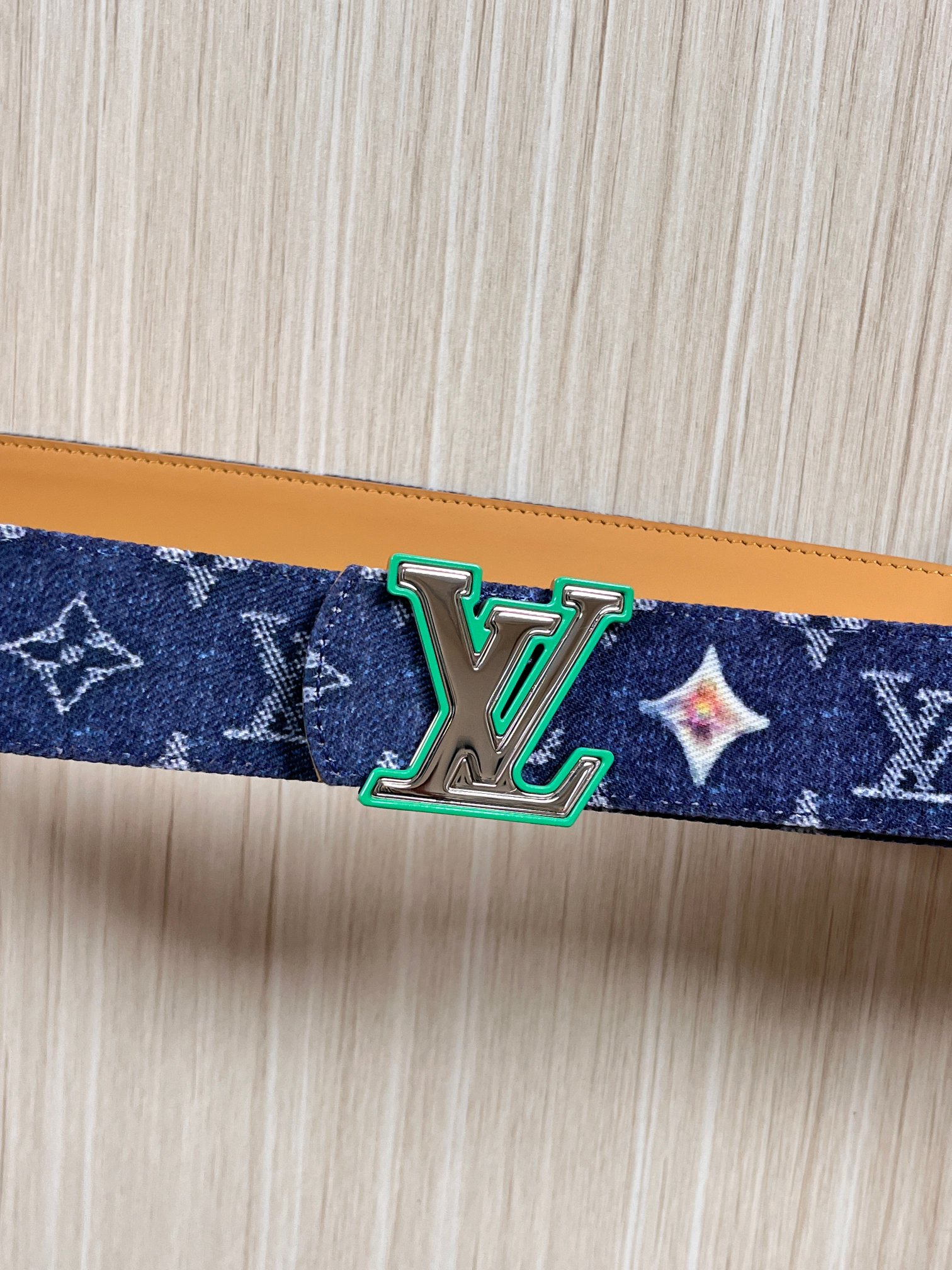 当季新款，正面：牛仔布材质，印有LV经典Monogram老花图案，并点缀彩色花卉印花，复古感拉满- 反面