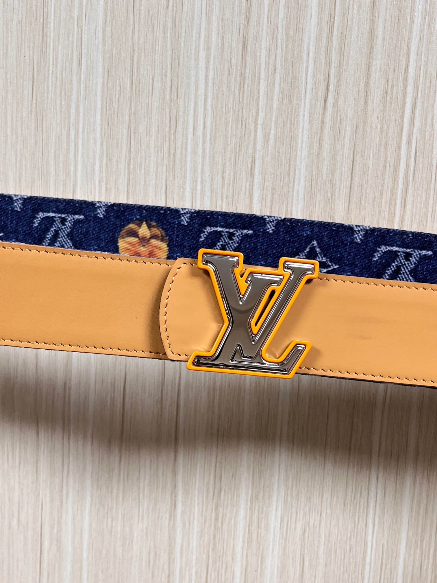 当季新款，正面：牛仔布材质，印有LV经典Monogram老花图案，并点缀彩色花卉印花，复古感拉满- 反面