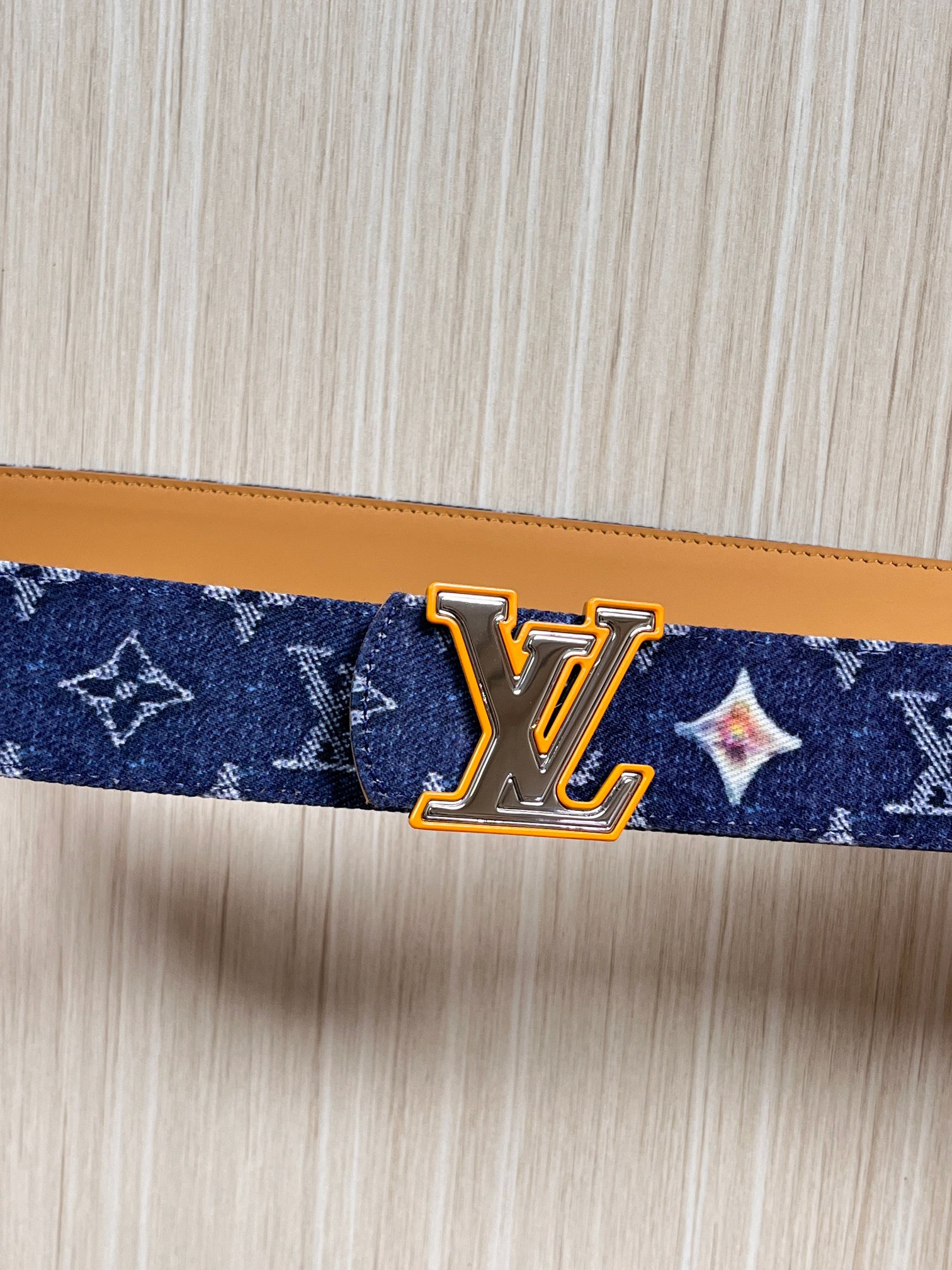 当季新款，正面：牛仔布材质，印有LV经典Monogram老花图案，并点缀彩色花卉印花，复古感拉满- 反面