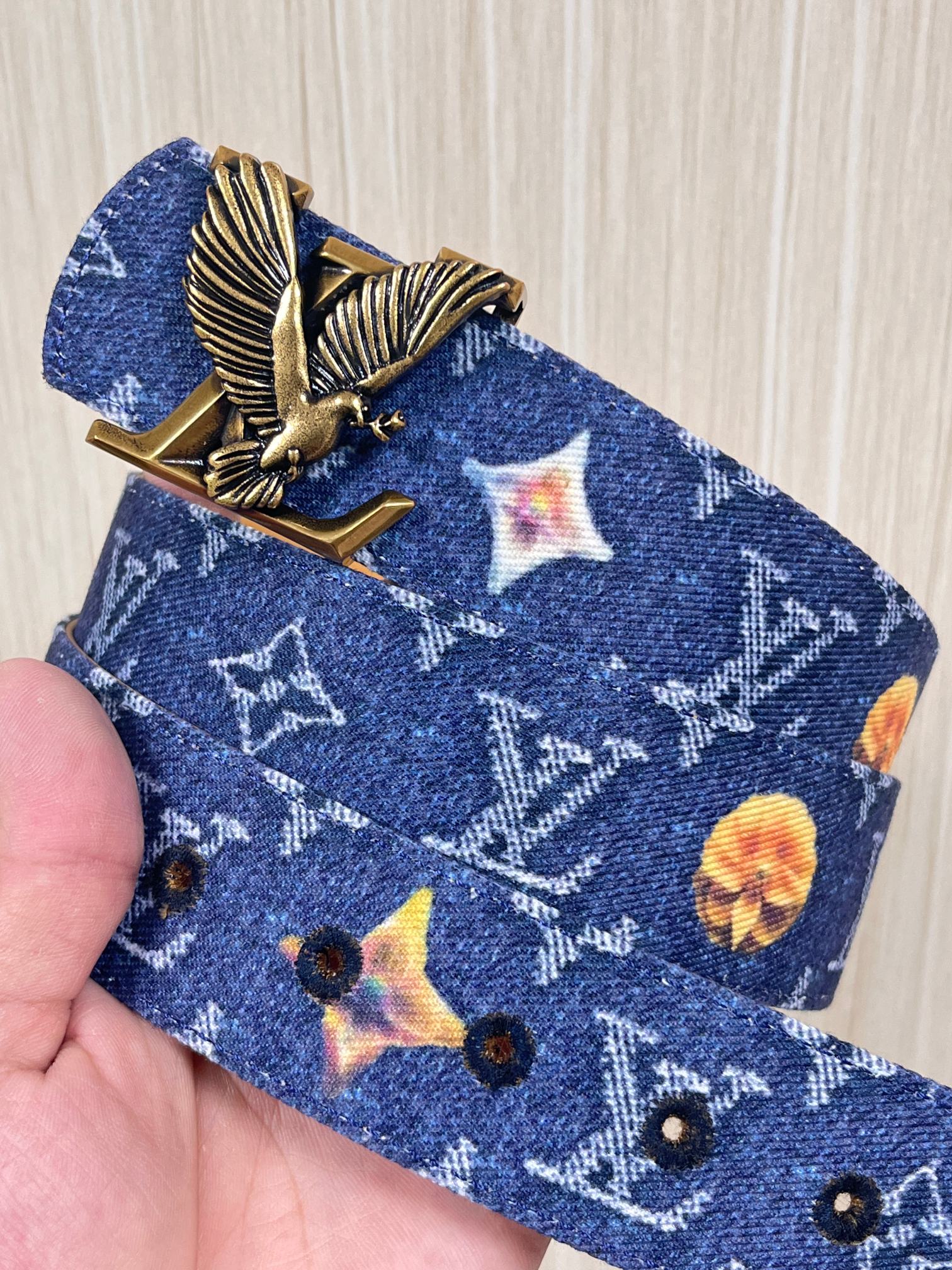 当季新款，正面：牛仔布材质，印有LV经典Monogram老花图案，并点缀彩色花卉印花，复古感拉满- 反面