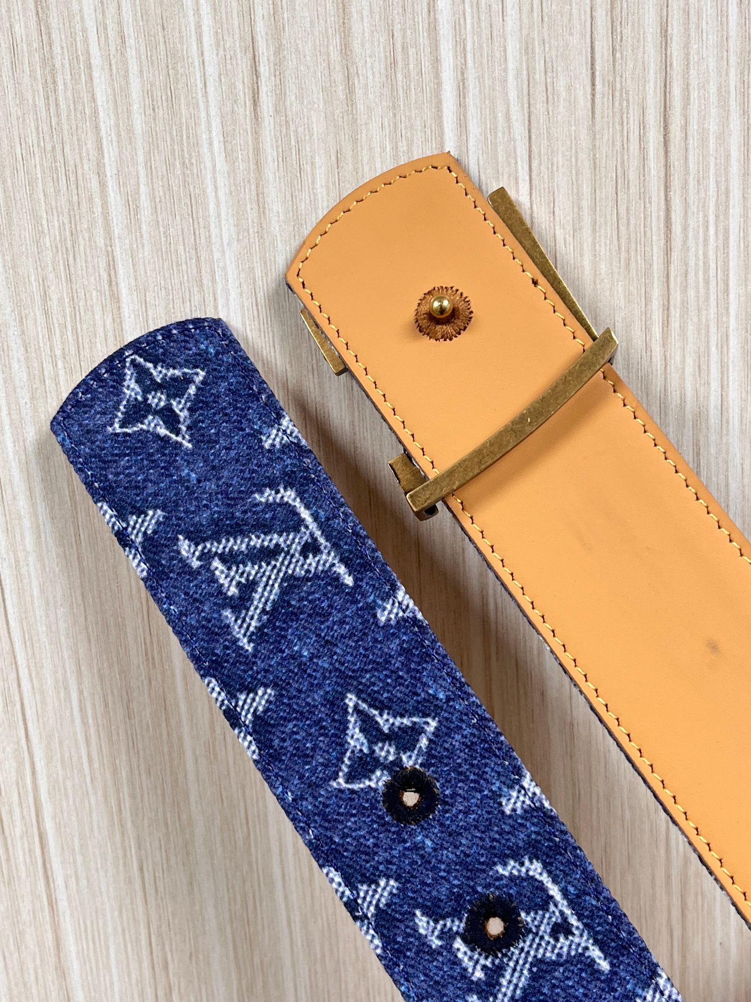 当季新款，正面：牛仔布材质，印有LV经典Monogram老花图案，并点缀彩色花卉印花，复古感拉满- 反面