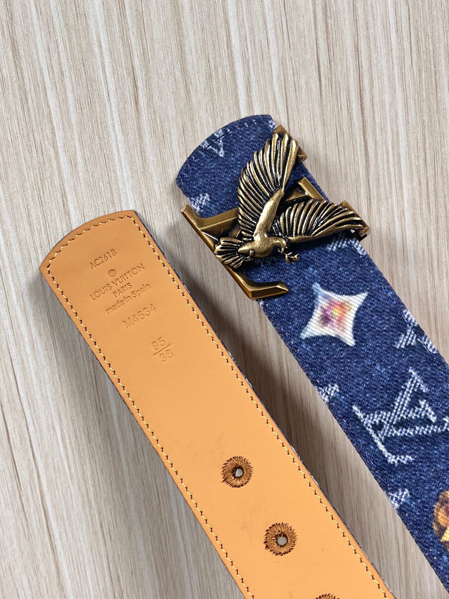 当季新款，正面：牛仔布材质，印有LV经典Monogram老花图案，并点缀彩色花卉印花，复古感拉满- 反面