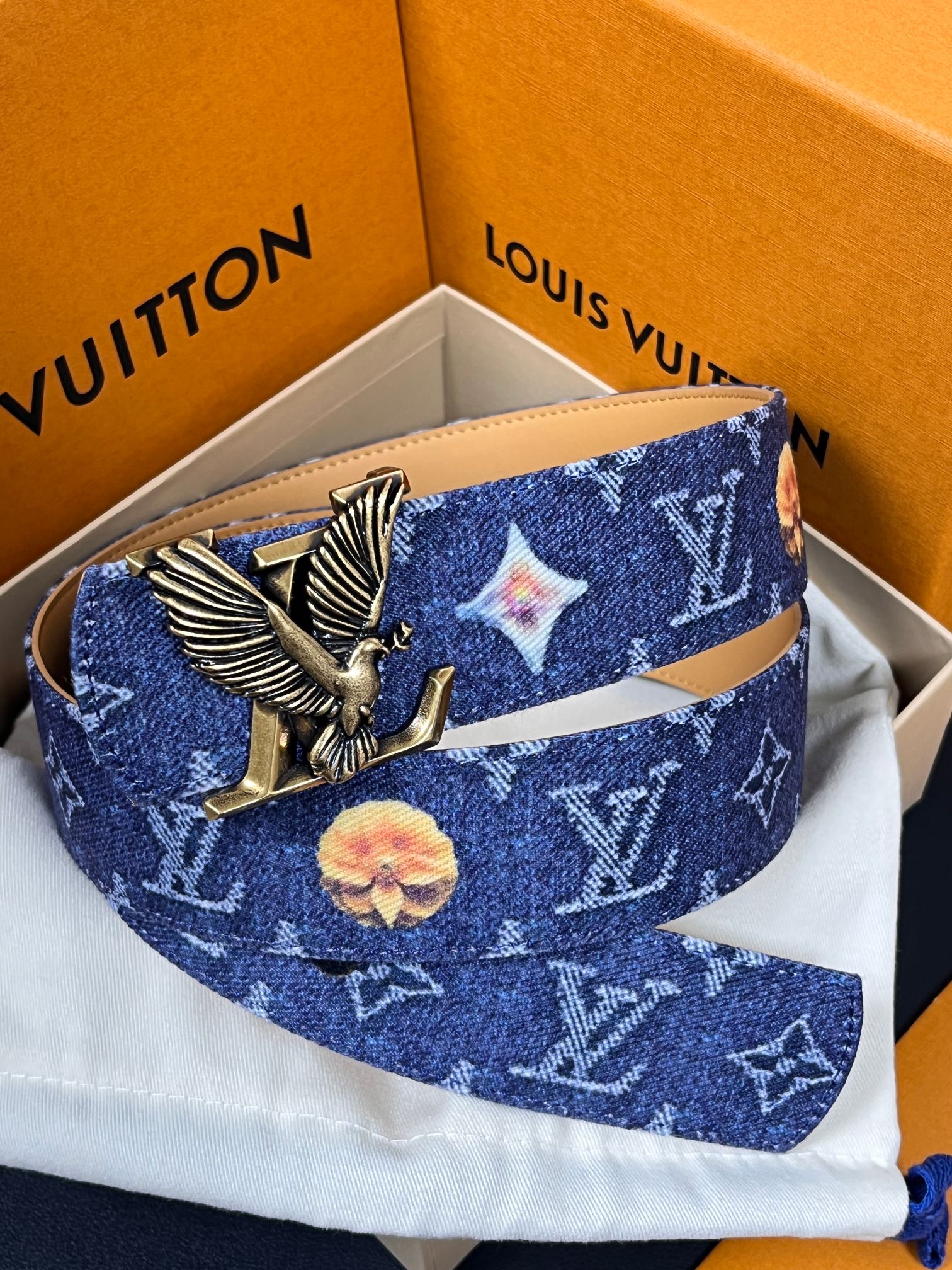 当季新款，正面：牛仔布材质，印有LV经典Monogram老花图案，并点缀彩色花卉印花，复古感拉满- 反面