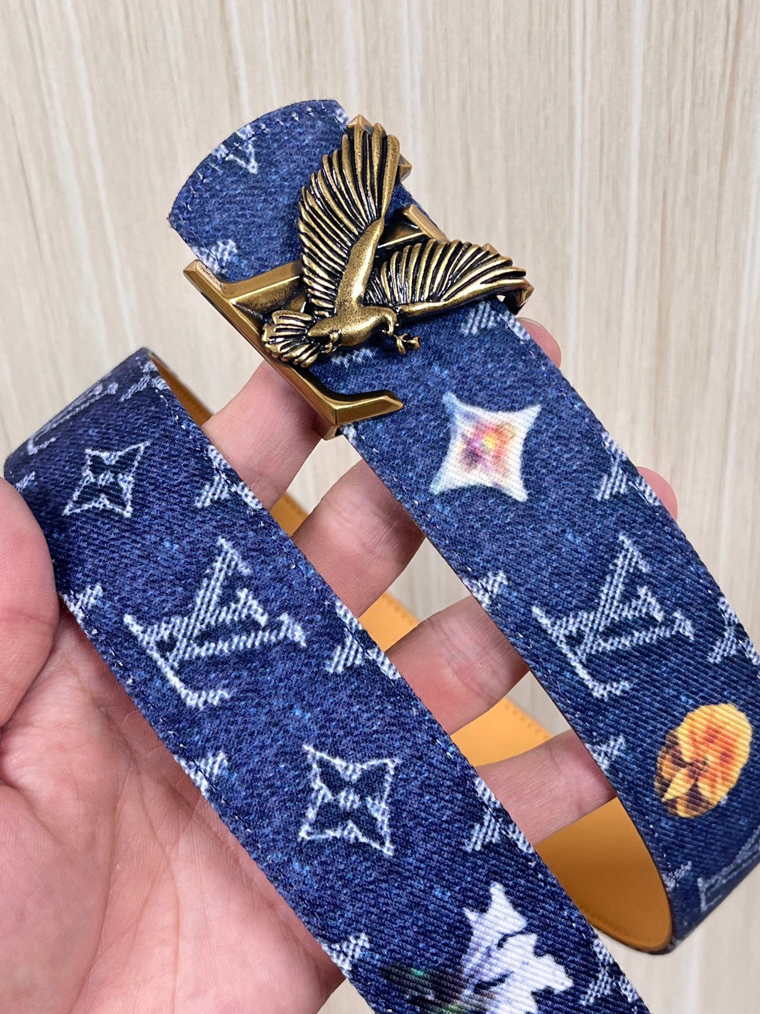 当季新款，正面：牛仔布材质，印有LV经典Monogram老花图案，并点缀彩色花卉印花，复古感拉满- 反面