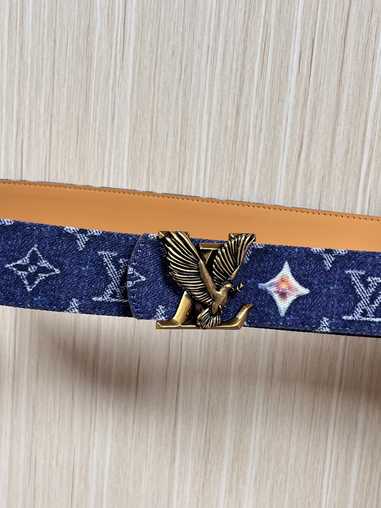 当季新款，正面：牛仔布材质，印有LV经典Monogram老花图案，并点缀彩色花卉印花，复古感拉满- 反面