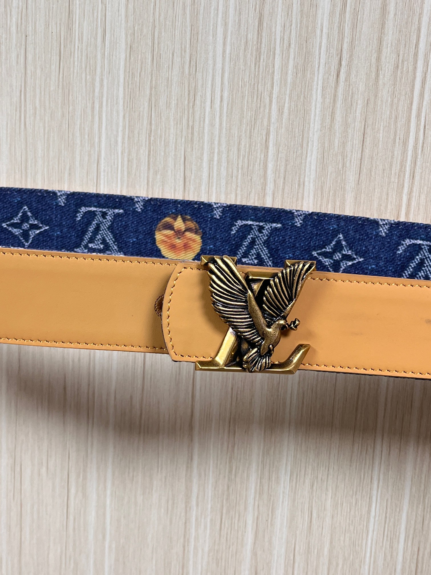 当季新款，正面：牛仔布材质，印有LV经典Monogram老花图案，并点缀彩色花卉印花，复古感拉满- 反面