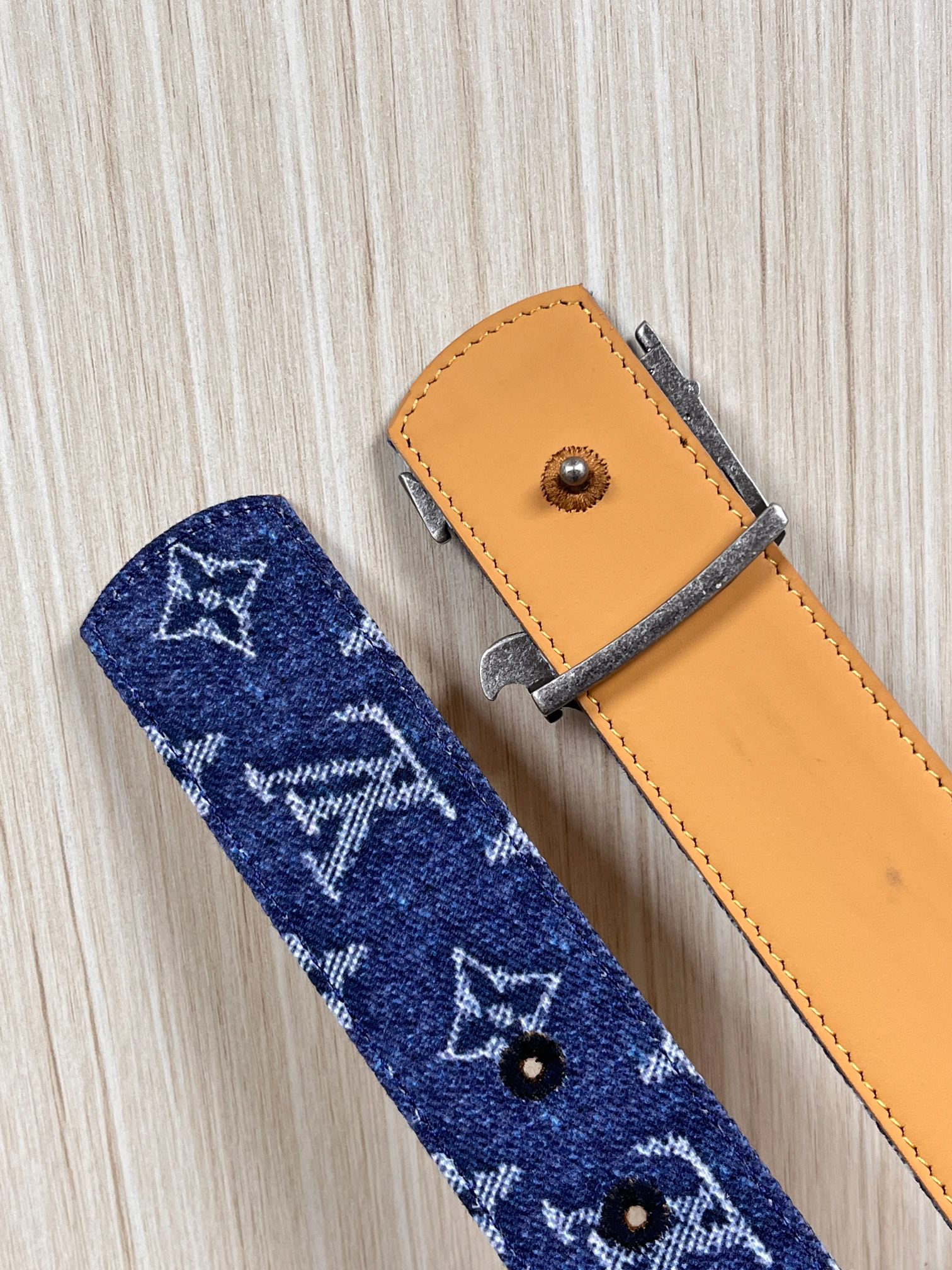 当季新款，正面：牛仔布材质，印有LV经典Monogram老花图案，并点缀彩色花卉印花，复古感拉满- 反面