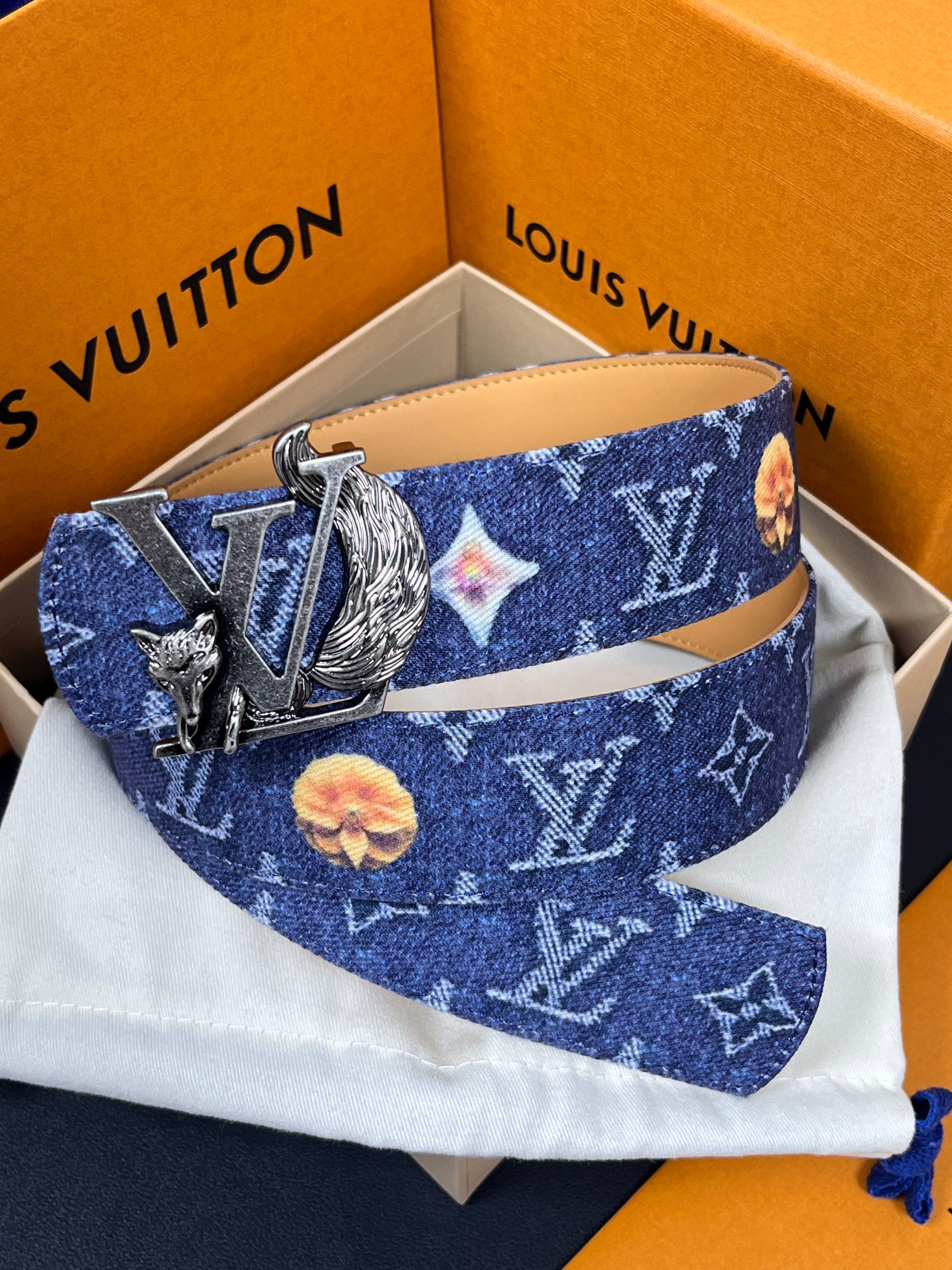 当季新款，正面：牛仔布材质，印有LV经典Monogram老花图案，并点缀彩色花卉印花，复古感拉满- 反面