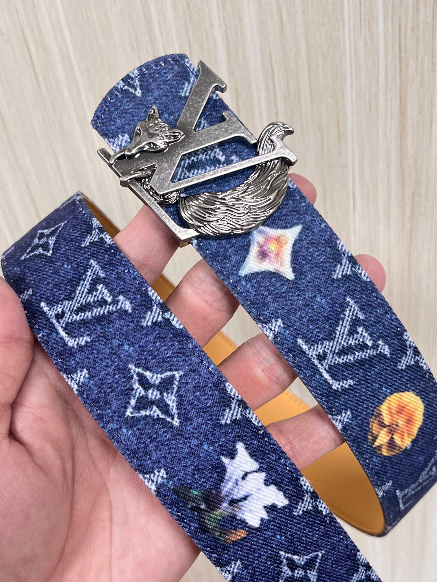 当季新款，正面：牛仔布材质，印有LV经典Monogram老花图案，并点缀彩色花卉印花，复古感拉满- 反面