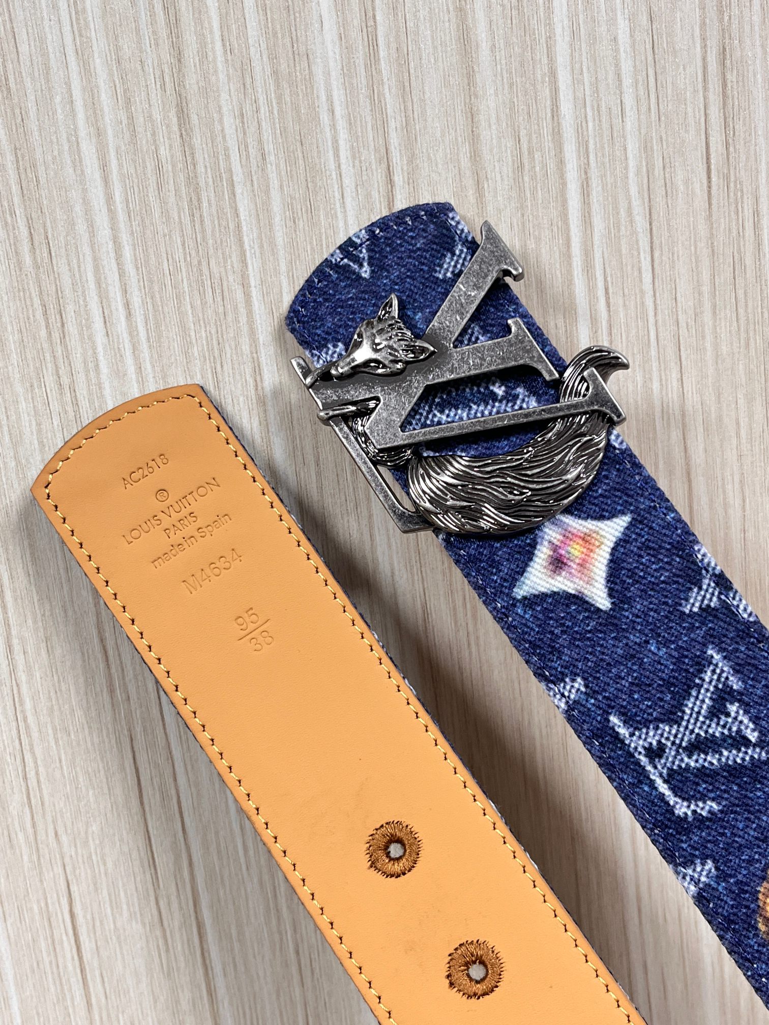 当季新款，正面：牛仔布材质，印有LV经典Monogram老花图案，并点缀彩色花卉印花，复古感拉满- 反面