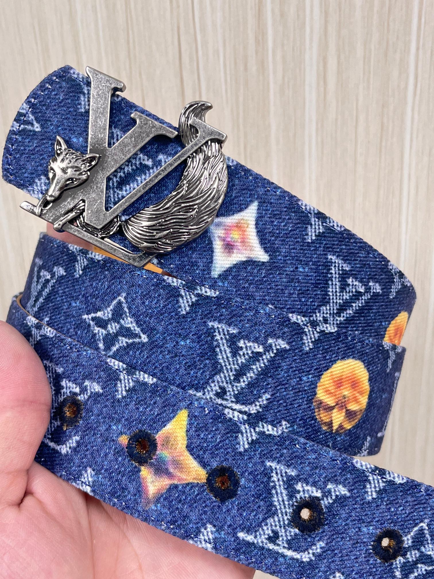 当季新款，正面：牛仔布材质，印有LV经典Monogram老花图案，并点缀彩色花卉印花，复古感拉满- 反面