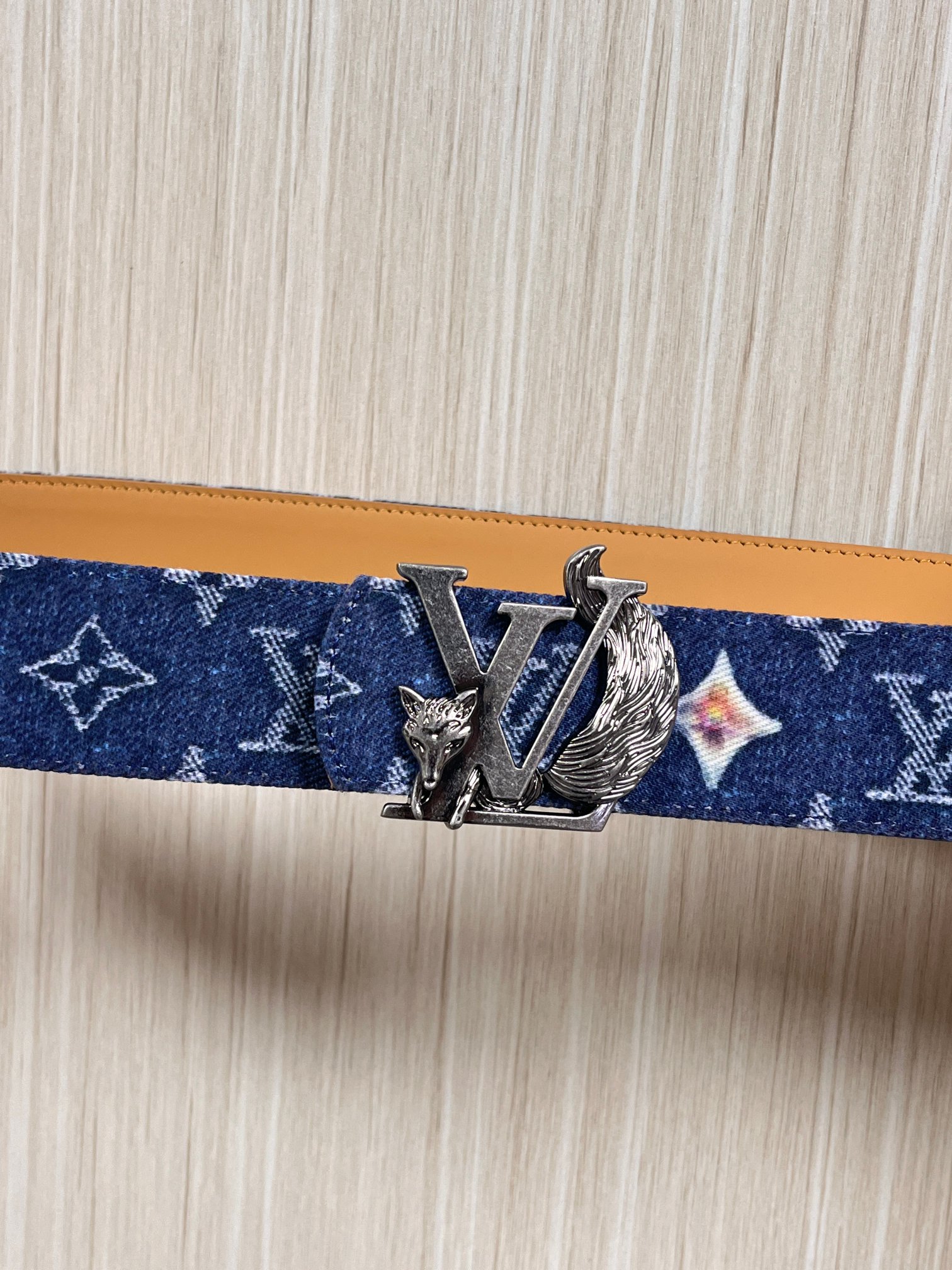 当季新款，正面：牛仔布材质，印有LV经典Monogram老花图案，并点缀彩色花卉印花，复古感拉满- 反面