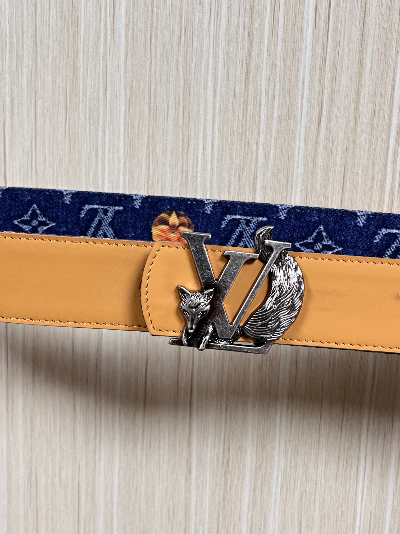 当季新款，正面：牛仔布材质，印有LV经典Monogram老花图案，并点缀彩色花卉印花，复古感拉满- 反面