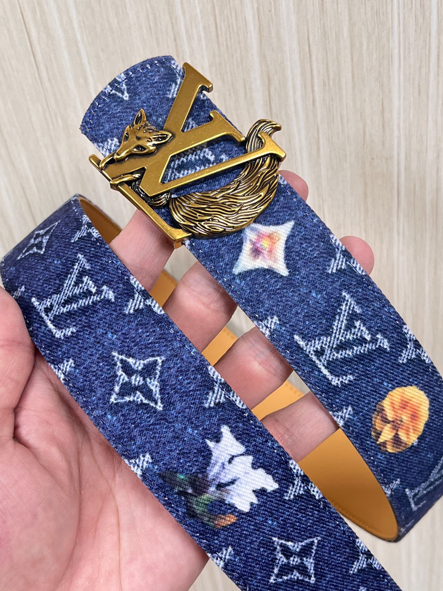 当季新款，正面：牛仔布材质，印有LV经典Monogram老花图案，并点缀彩色花卉印花，复古感拉满- 反面