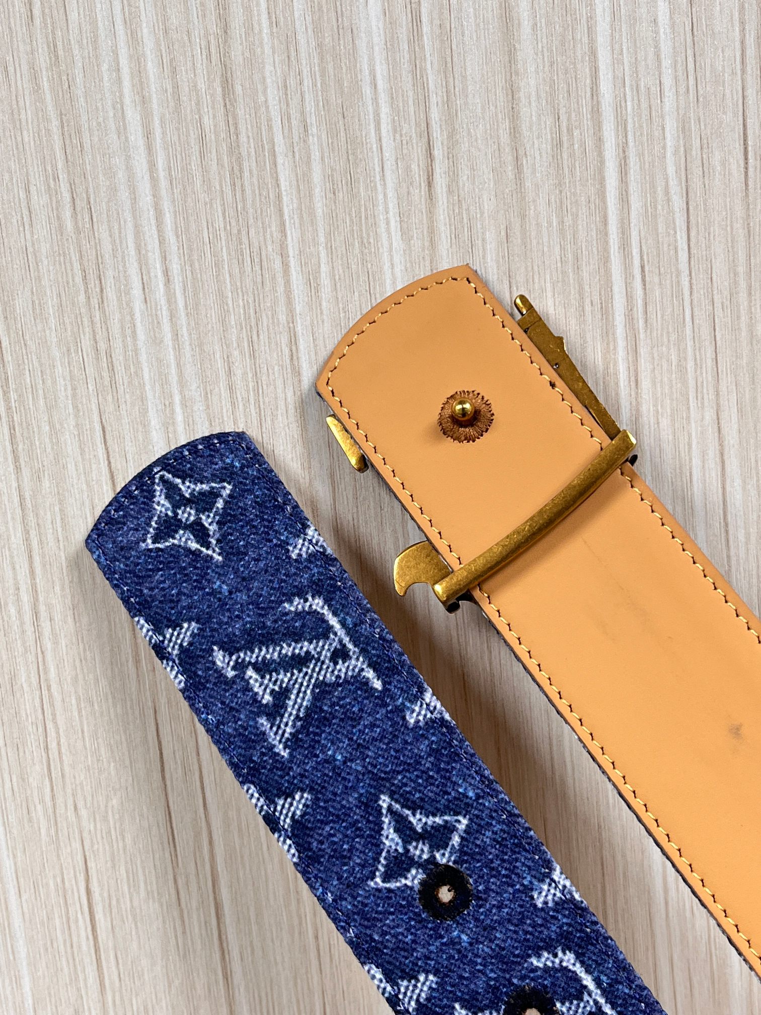 当季新款，正面：牛仔布材质，印有LV经典Monogram老花图案，并点缀彩色花卉印花，复古感拉满- 反面