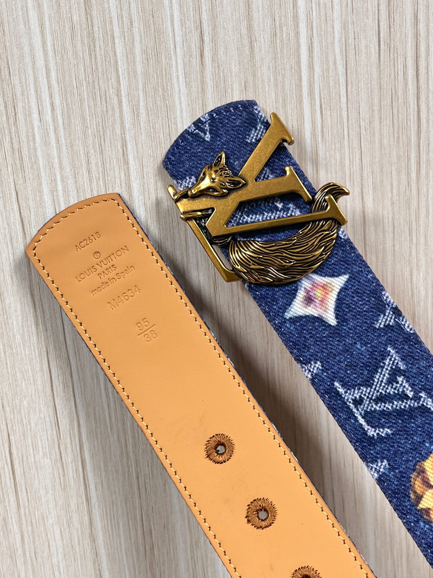 当季新款，正面：牛仔布材质，印有LV经典Monogram老花图案，并点缀彩色花卉印花，复古感拉满- 反面