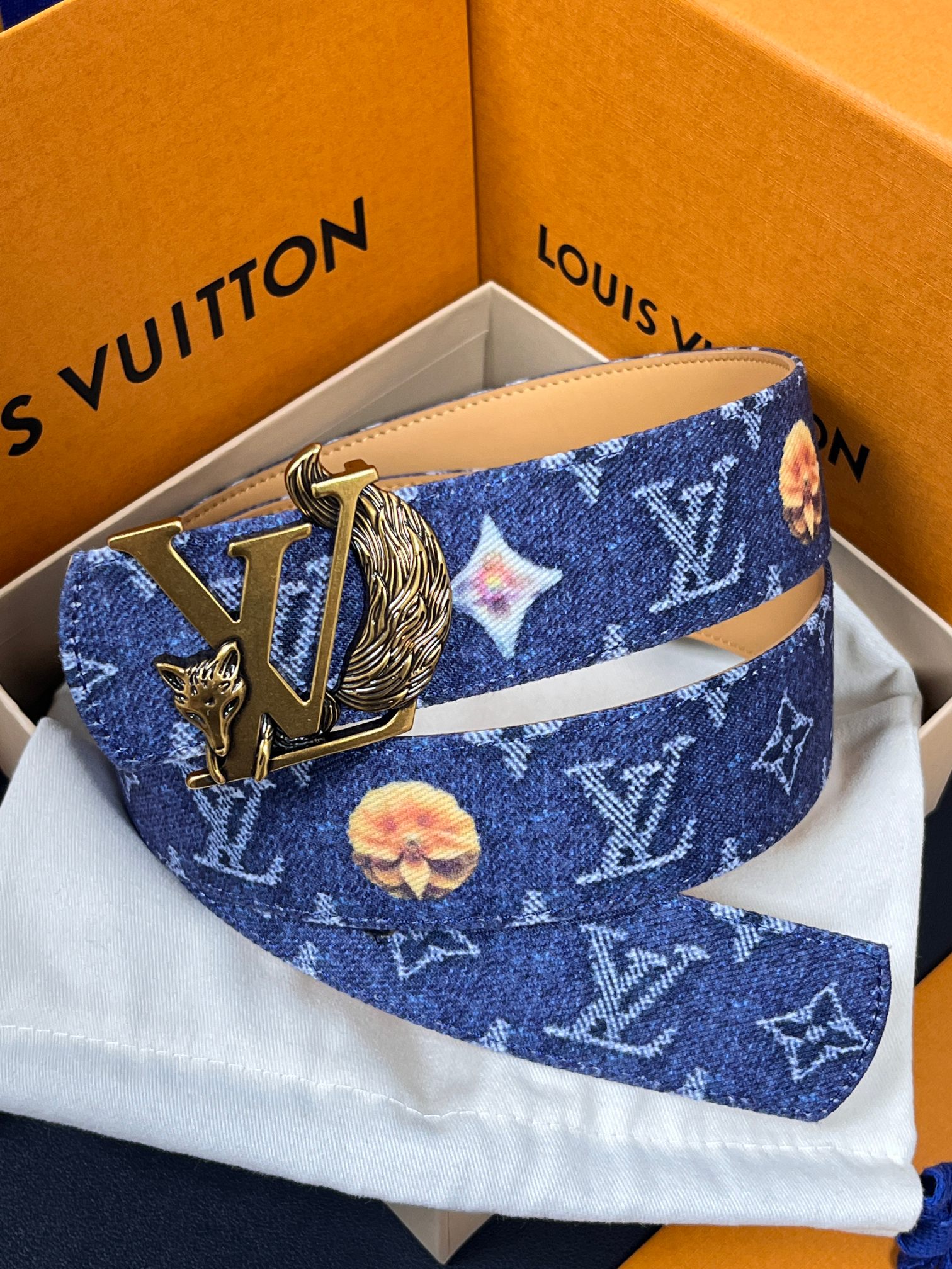 当季新款，正面：牛仔布材质，印有LV经典Monogram老花图案，并点缀彩色花卉印花，复古感拉满- 反面