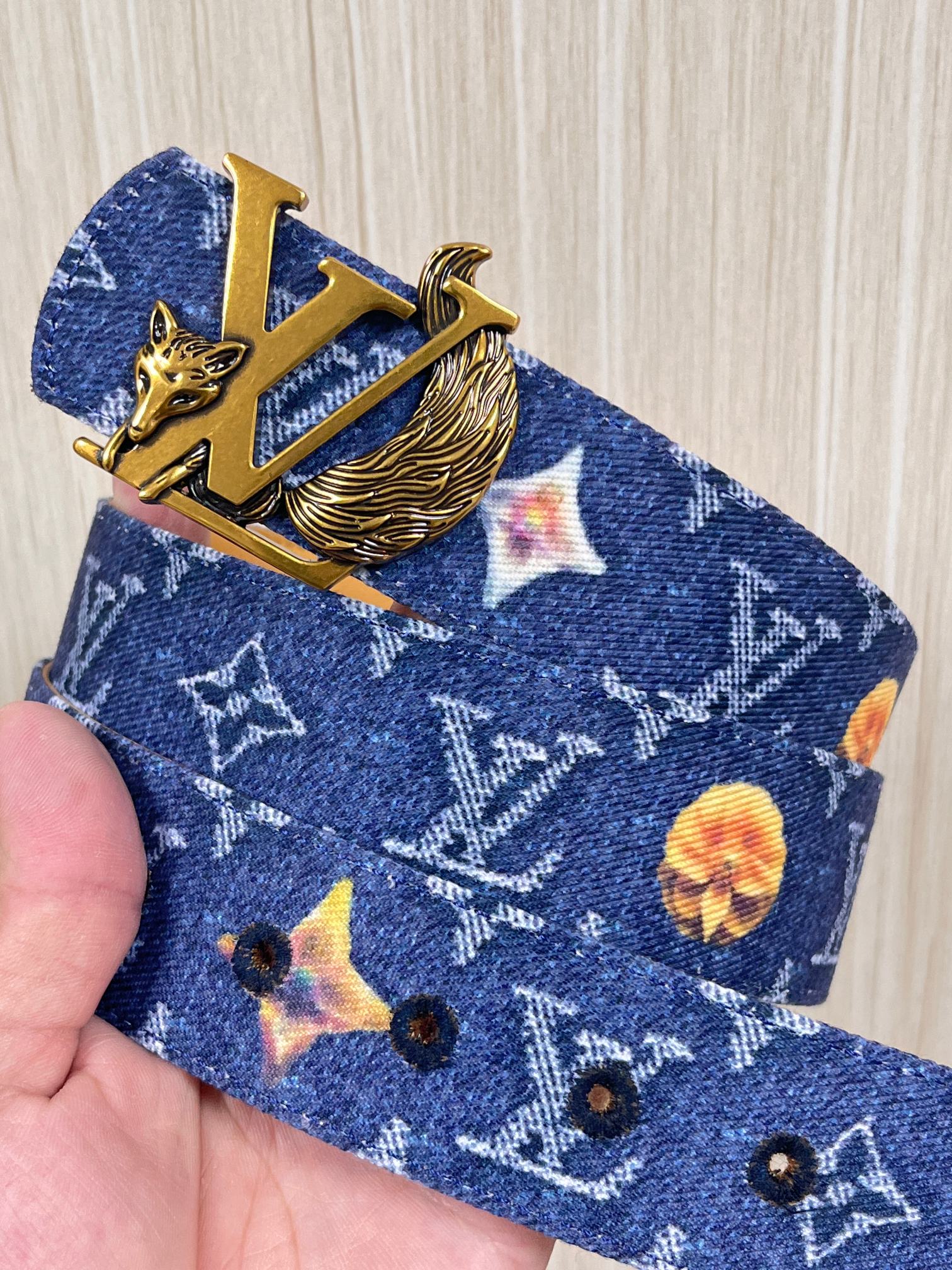 当季新款，正面：牛仔布材质，印有LV经典Monogram老花图案，并点缀彩色花卉印花，复古感拉满- 反面