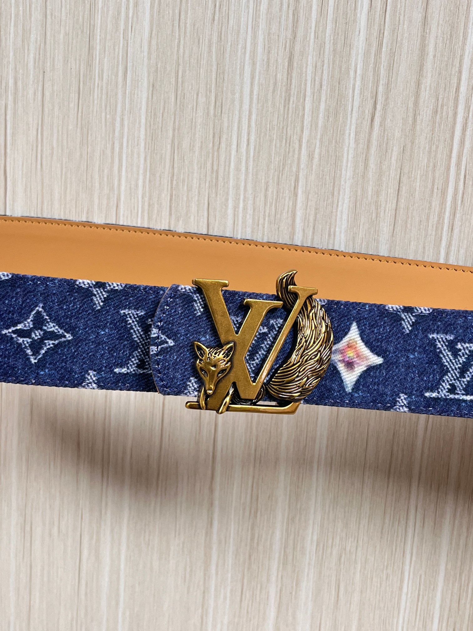 当季新款，正面：牛仔布材质，印有LV经典Monogram老花图案，并点缀彩色花卉印花，复古感拉满- 反面