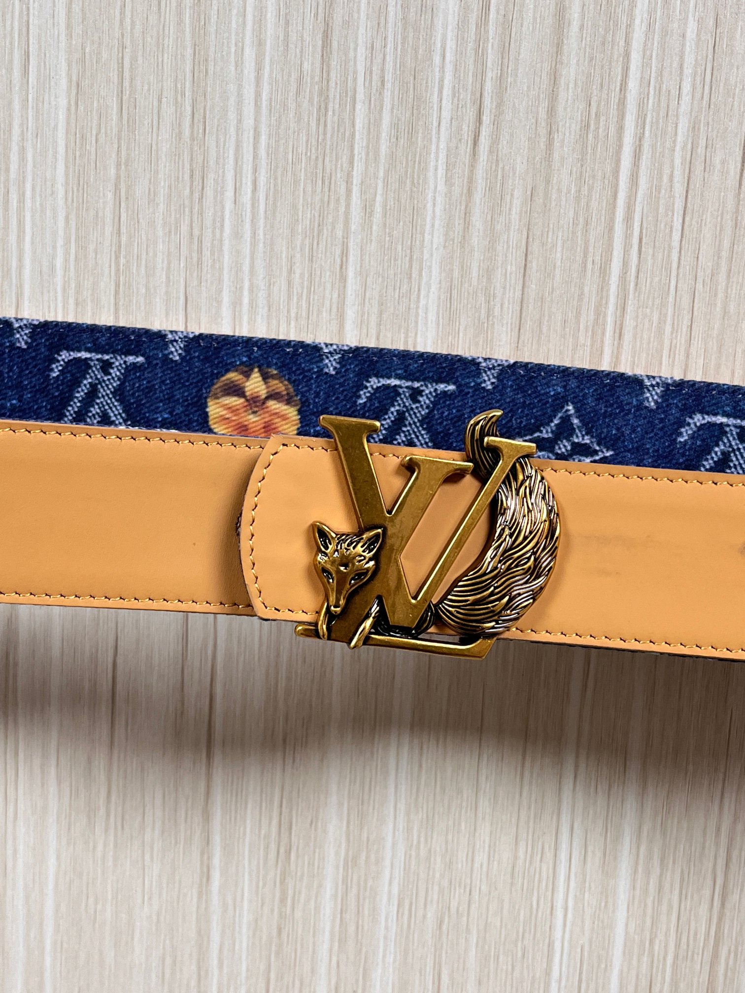 当季新款，正面：牛仔布材质，印有LV经典Monogram老花图案，并点缀彩色花卉印花，复古感拉满- 反面