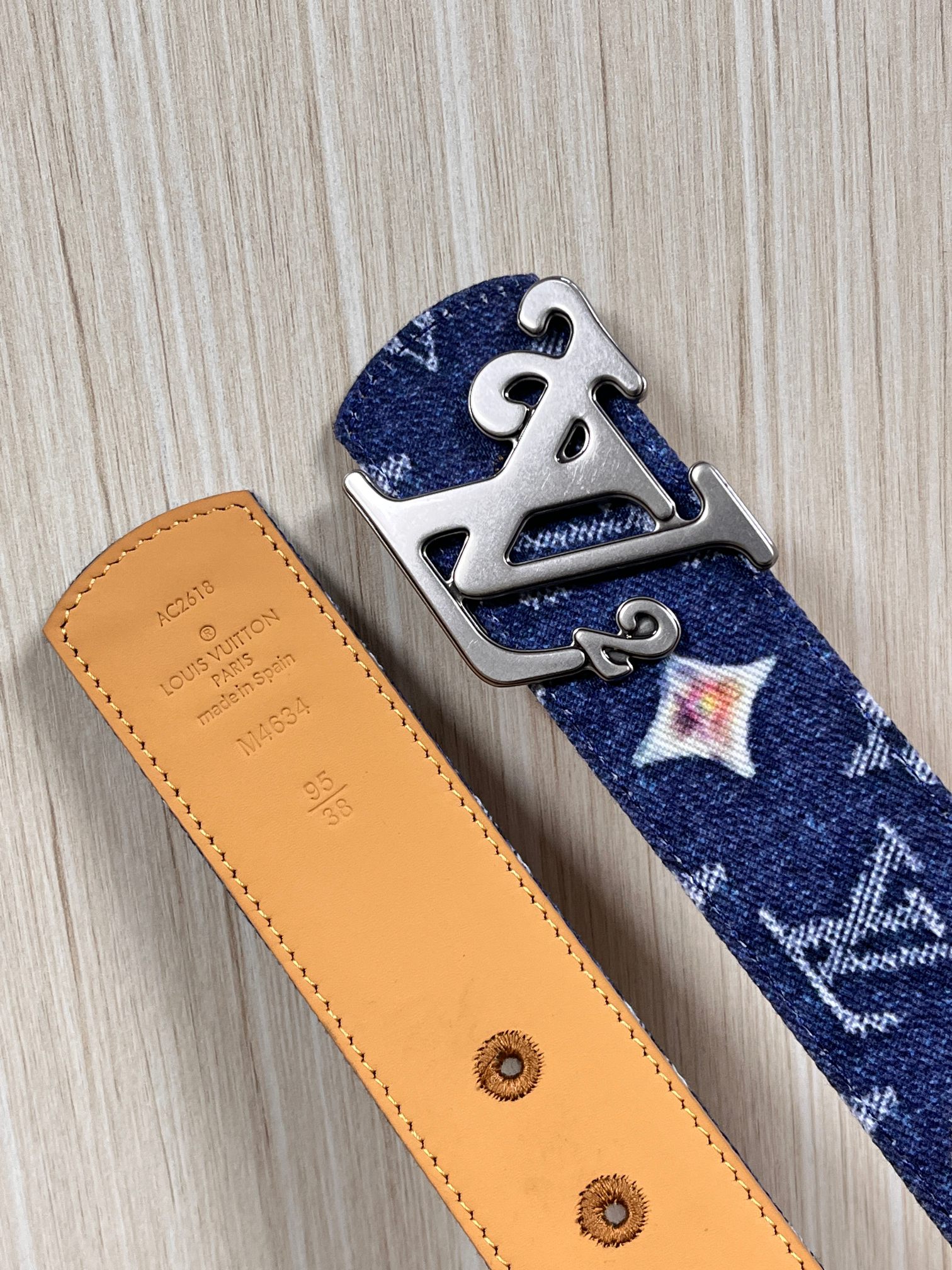 当季新款，正面：牛仔布材质，印有LV经典Monogram老花图案，并点缀彩色花卉印花，复古感拉满- 反面