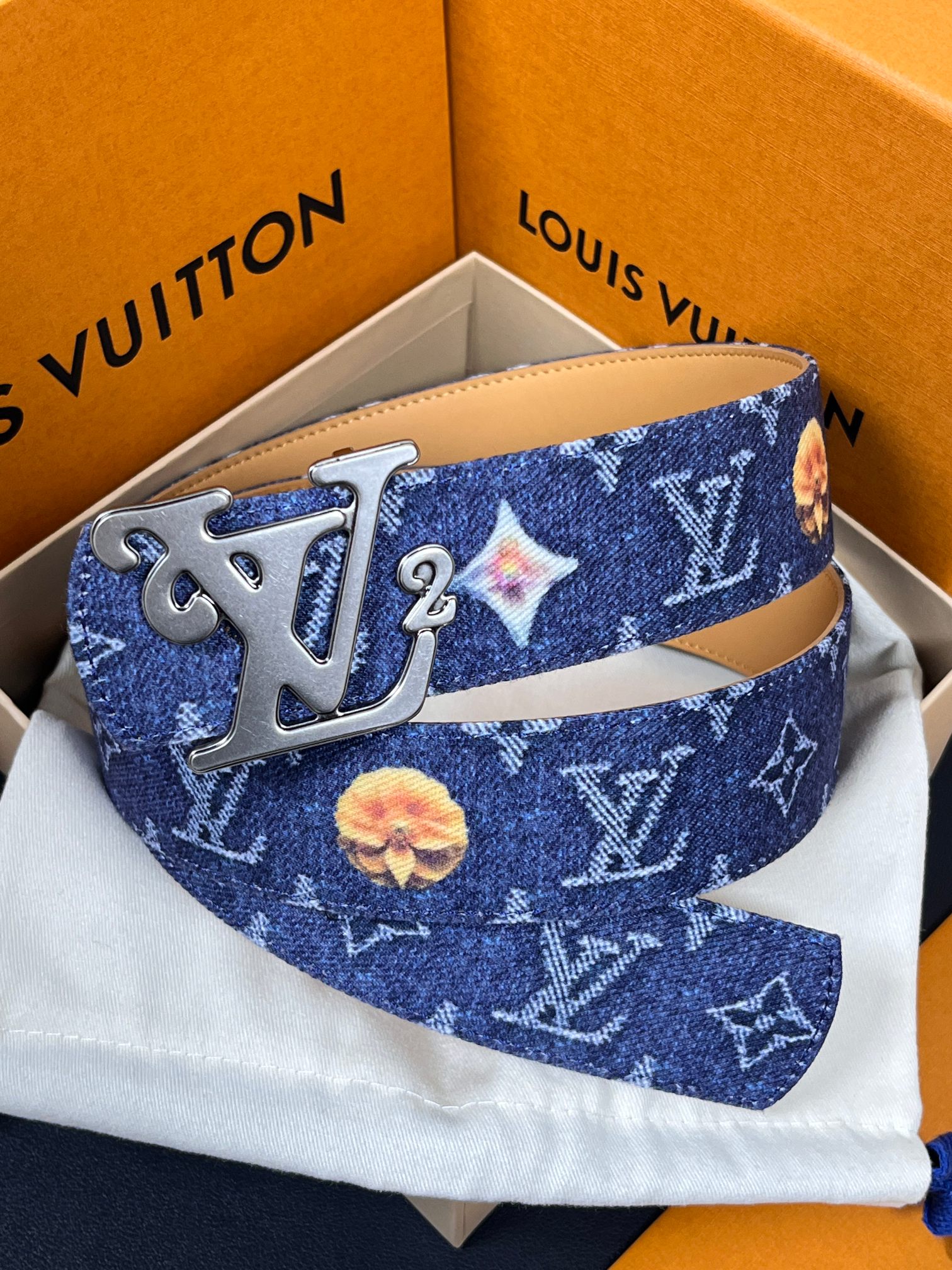 当季新款，正面：牛仔布材质，印有LV经典Monogram老花图案，并点缀彩色花卉印花，复古感拉满- 反面