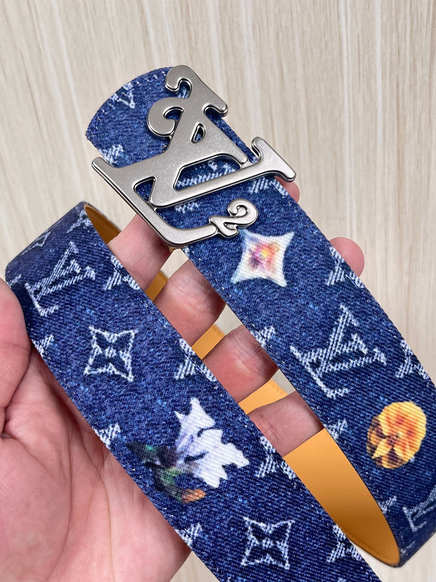 当季新款，正面：牛仔布材质，印有LV经典Monogram老花图案，并点缀彩色花卉印花，复古感拉满- 反面