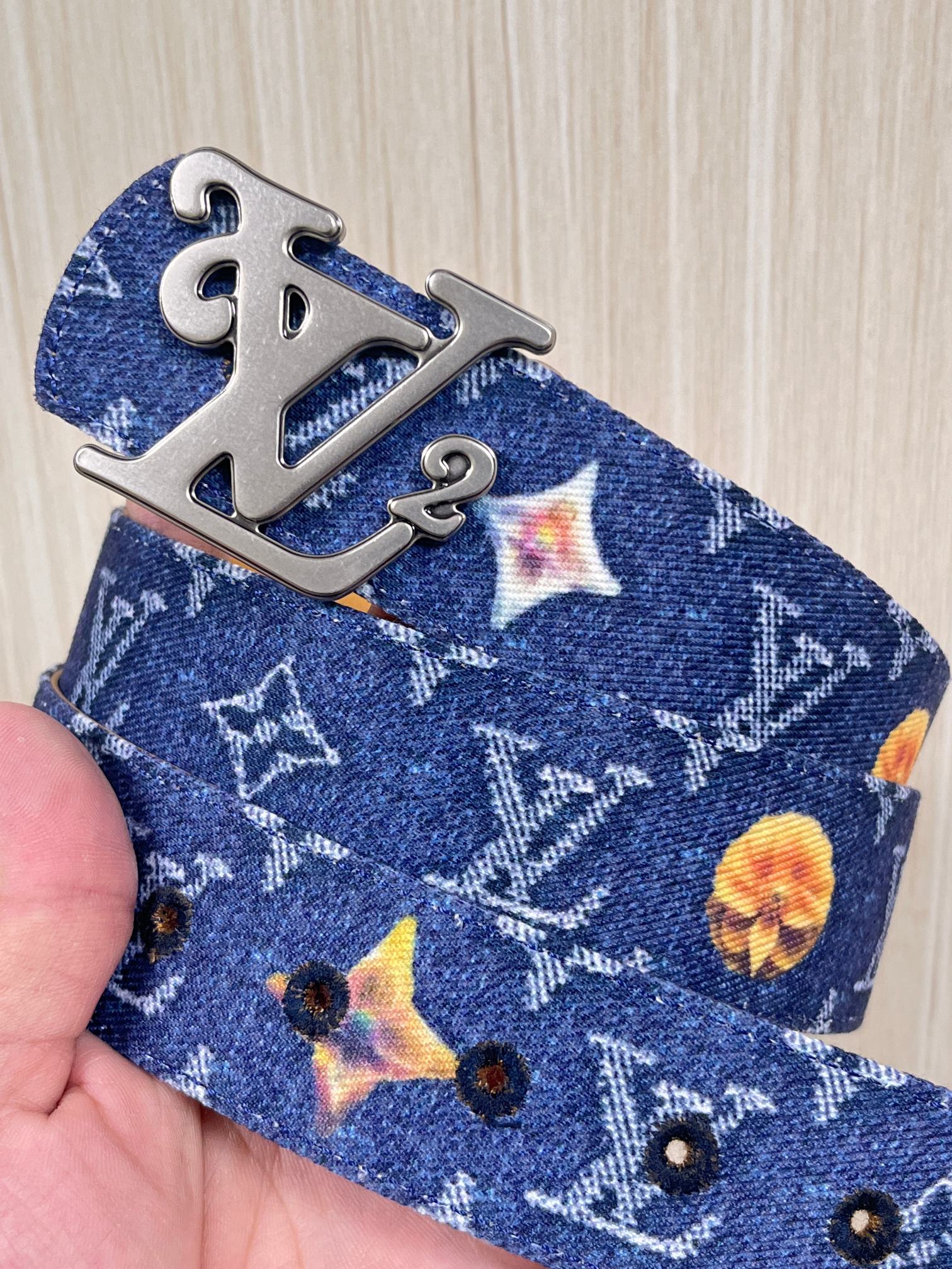 当季新款，正面：牛仔布材质，印有LV经典Monogram老花图案，并点缀彩色花卉印花，复古感拉满- 反面