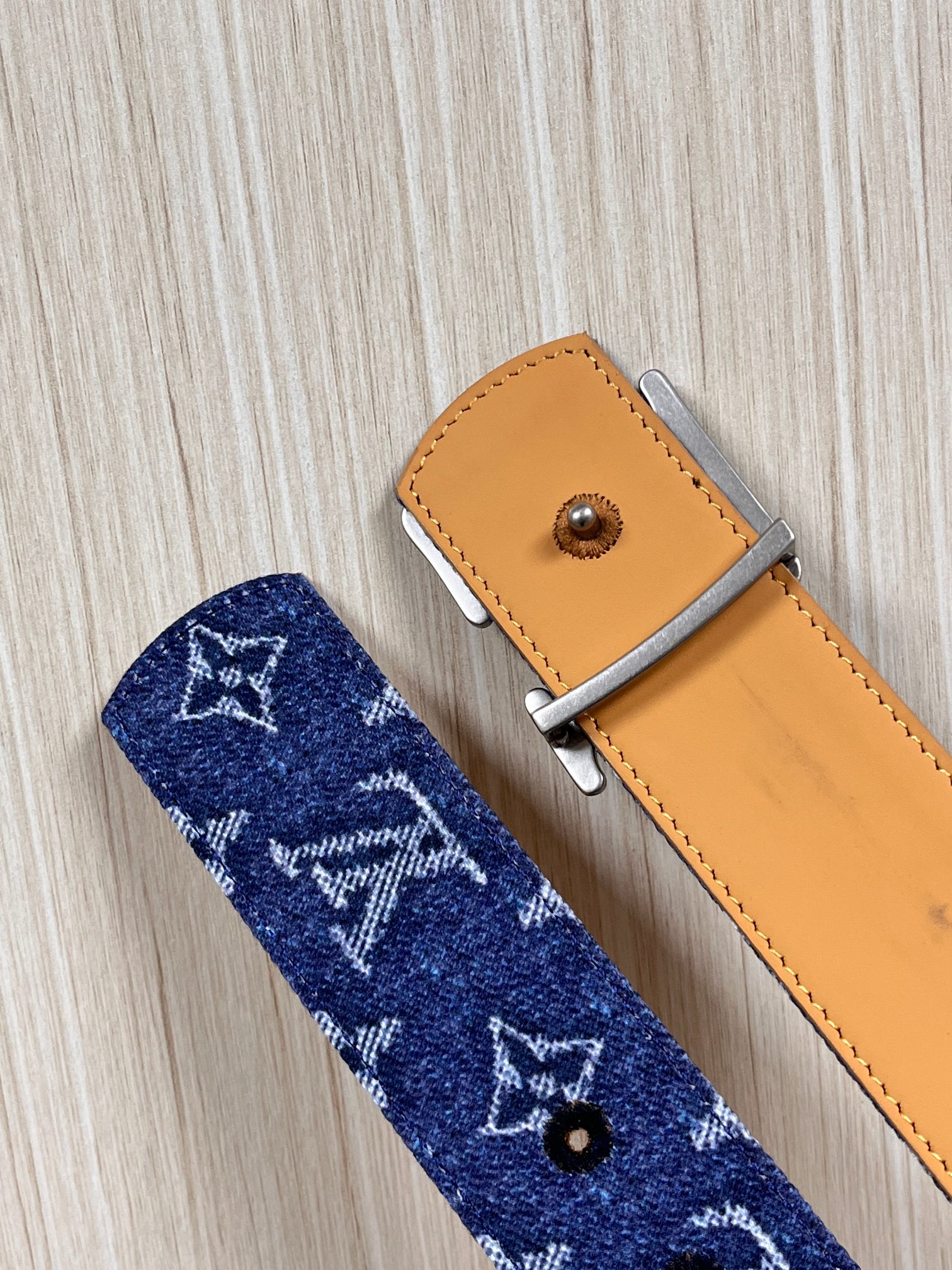 当季新款，正面：牛仔布材质，印有LV经典Monogram老花图案，并点缀彩色花卉印花，复古感拉满- 反面