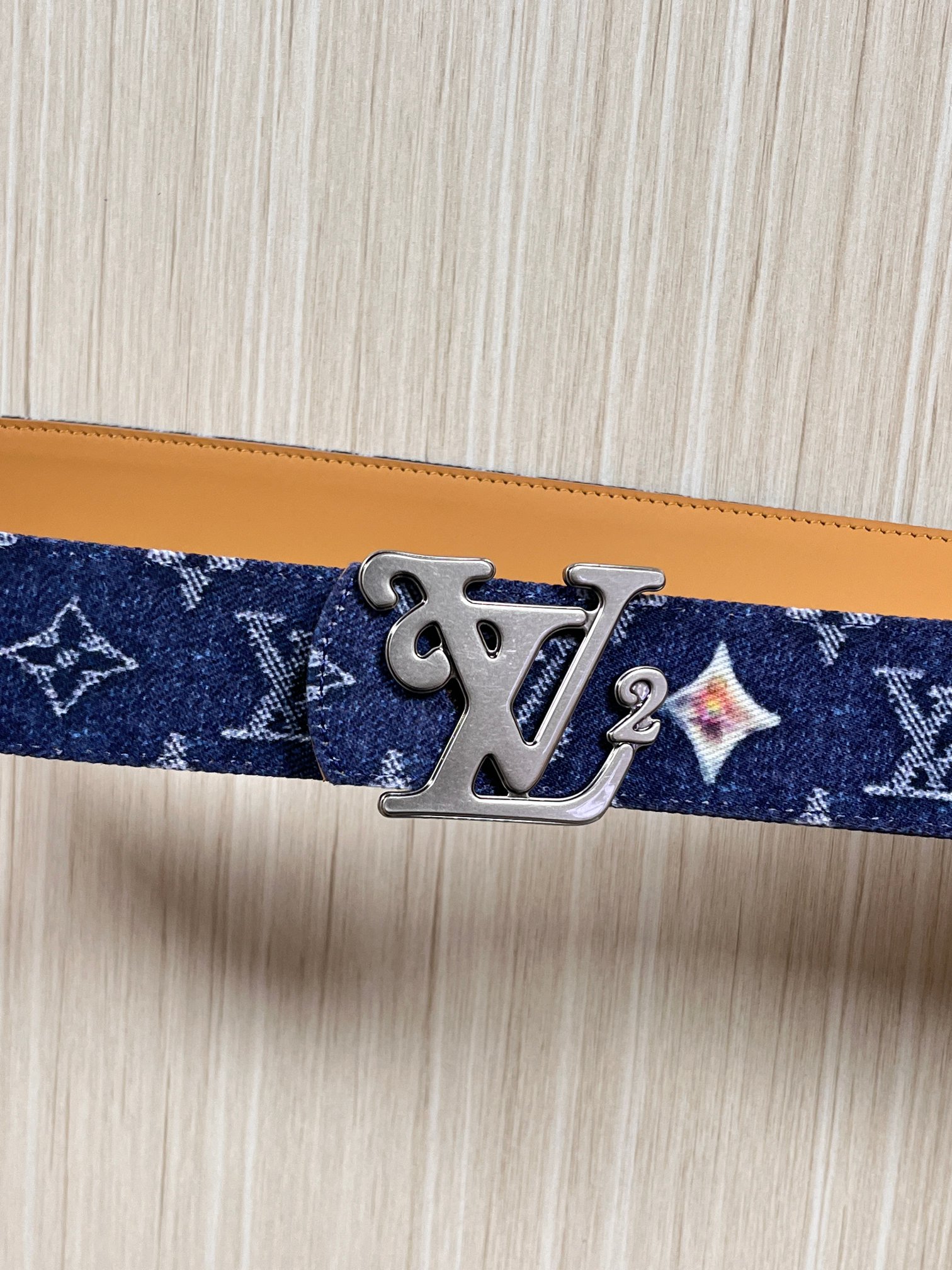 当季新款，正面：牛仔布材质，印有LV经典Monogram老花图案，并点缀彩色花卉印花，复古感拉满- 反面