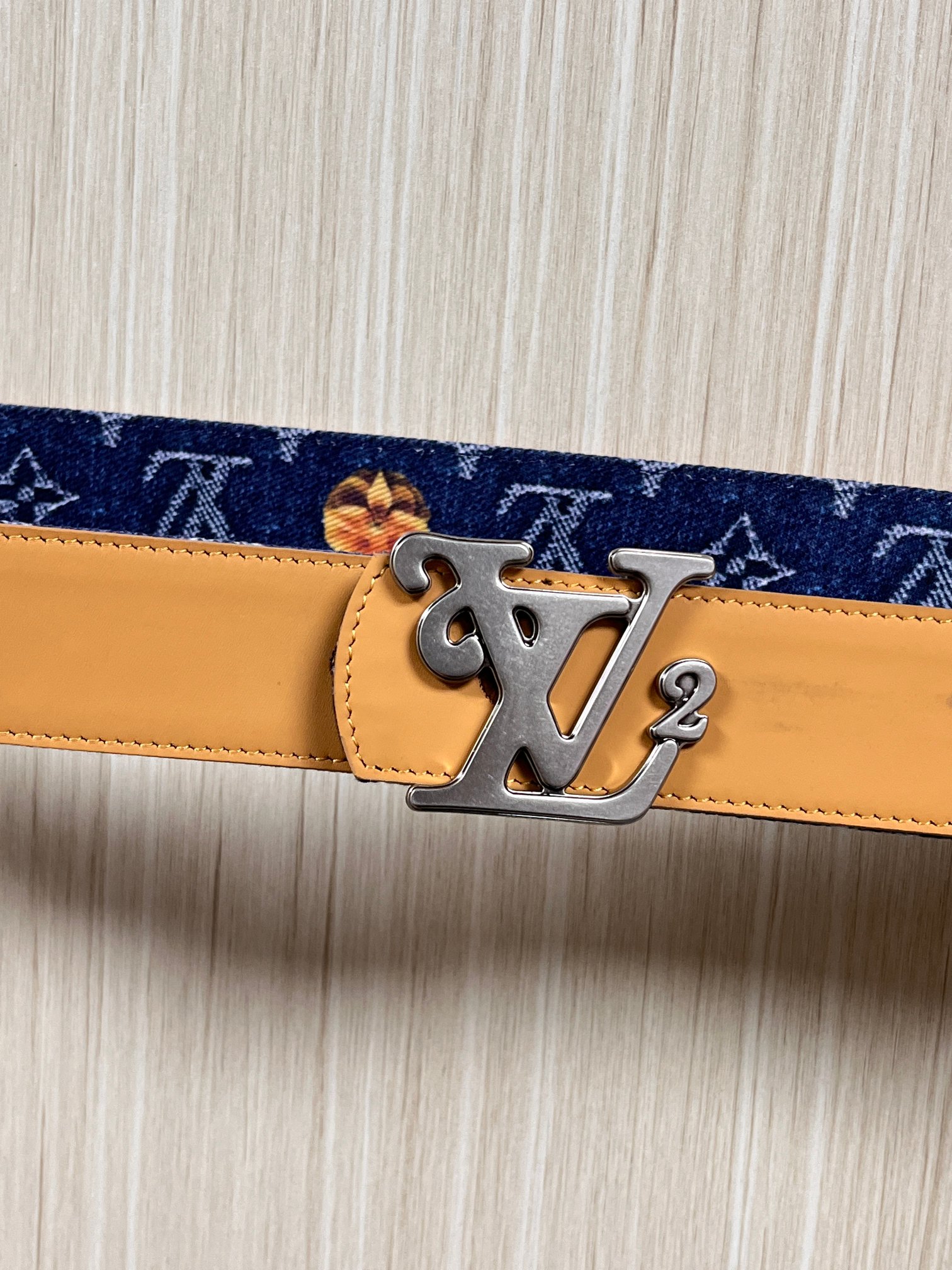 当季新款，正面：牛仔布材质，印有LV经典Monogram老花图案，并点缀彩色花卉印花，复古感拉满- 反面