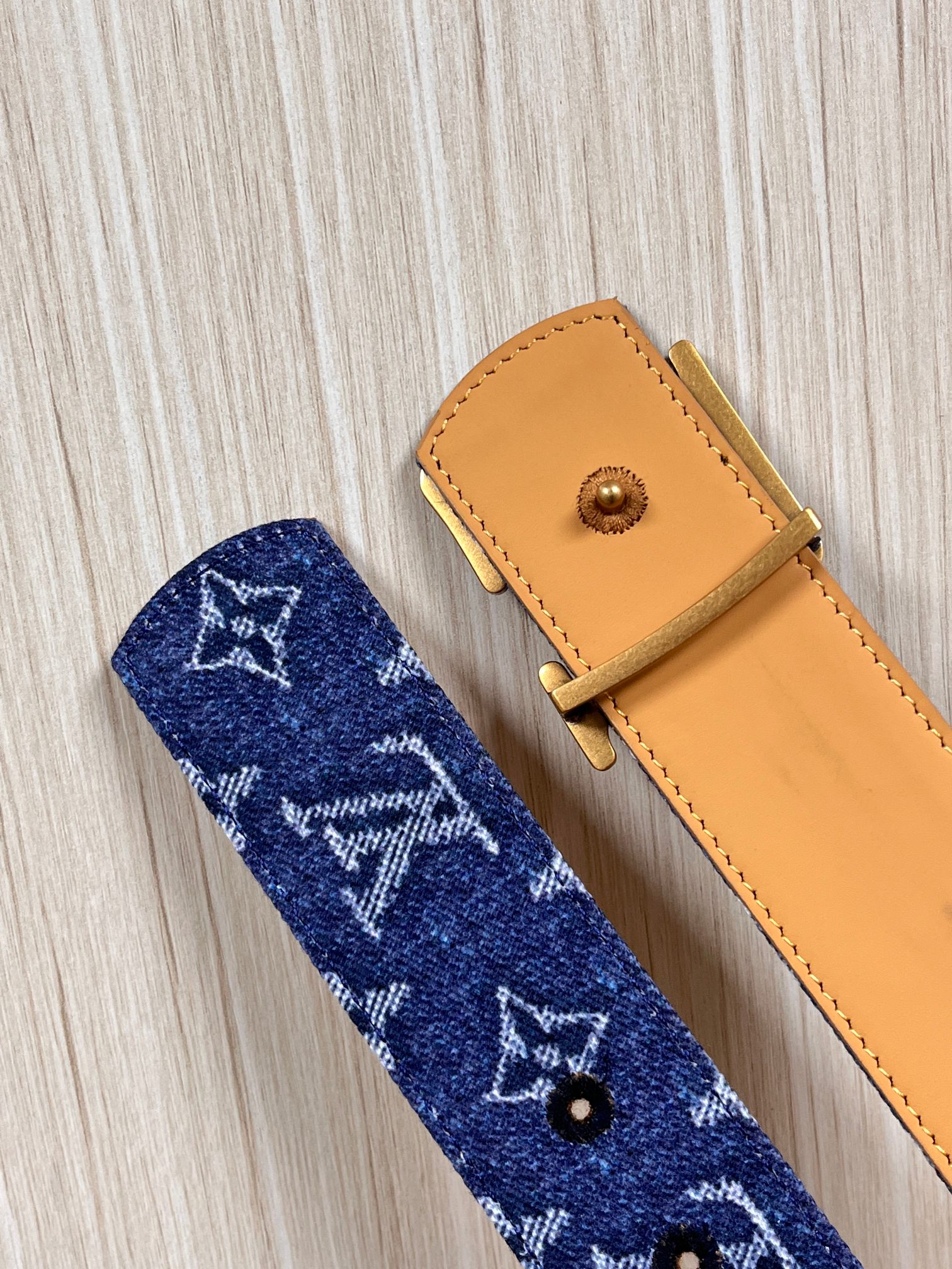 当季新款，正面：牛仔布材质，印有LV经典Monogram老花图案，并点缀彩色花卉印花，复古感拉满- 反面