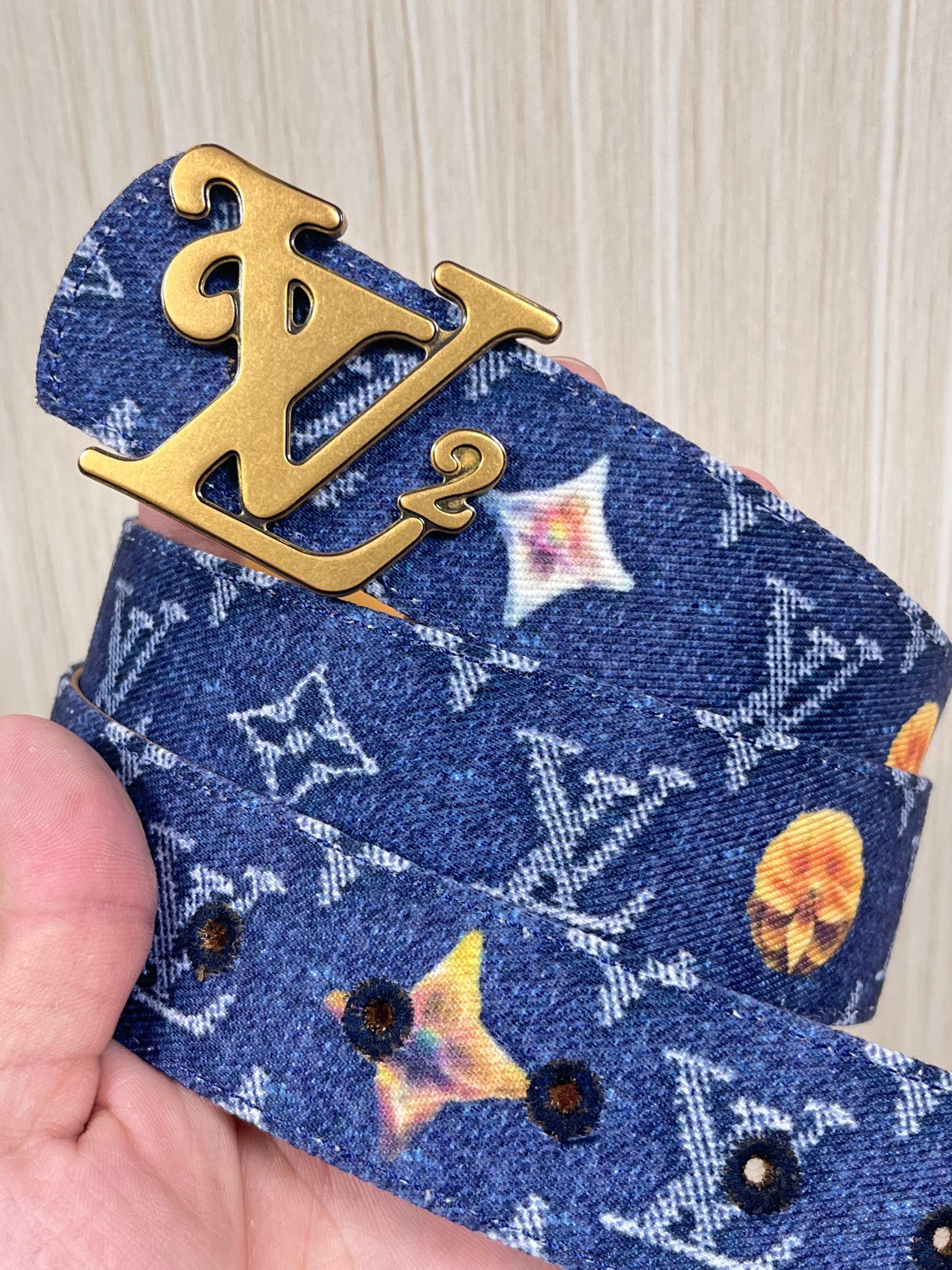 当季新款，正面：牛仔布材质，印有LV经典Monogram老花图案，并点缀彩色花卉印花，复古感拉满- 反面