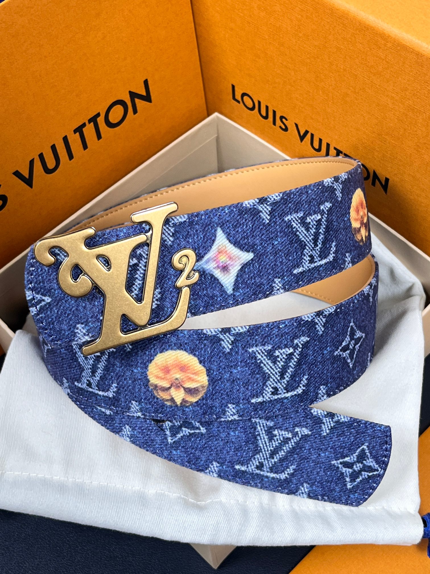 当季新款，正面：牛仔布材质，印有LV经典Monogram老花图案，并点缀彩色花卉印花，复古感拉满- 反面