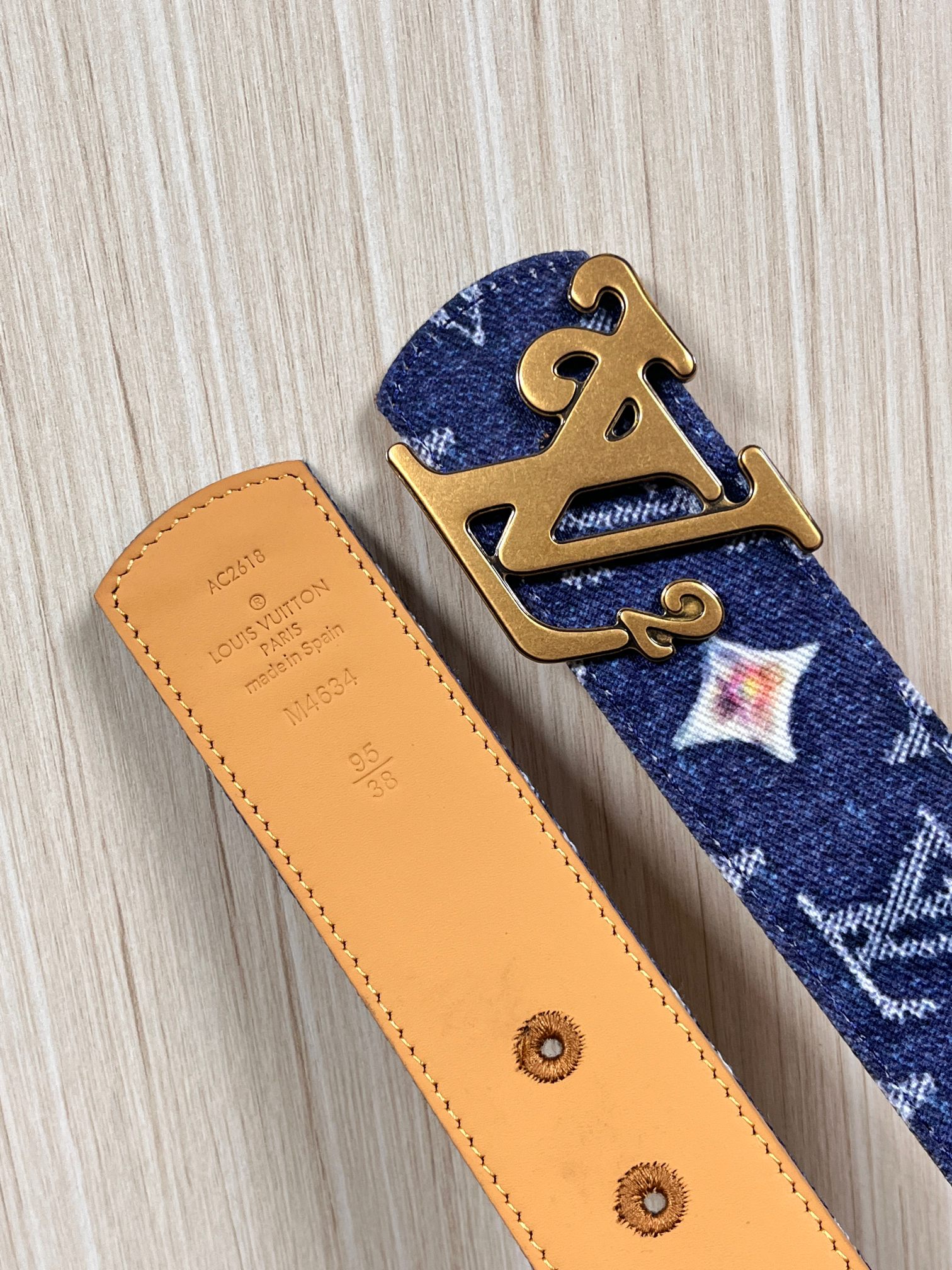 当季新款，正面：牛仔布材质，印有LV经典Monogram老花图案，并点缀彩色花卉印花，复古感拉满- 反面