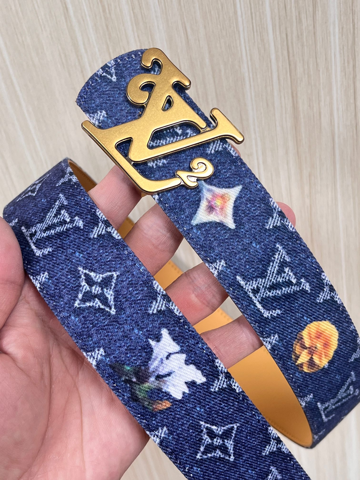 当季新款，正面：牛仔布材质，印有LV经典Monogram老花图案，并点缀彩色花卉印花，复古感拉满- 反面