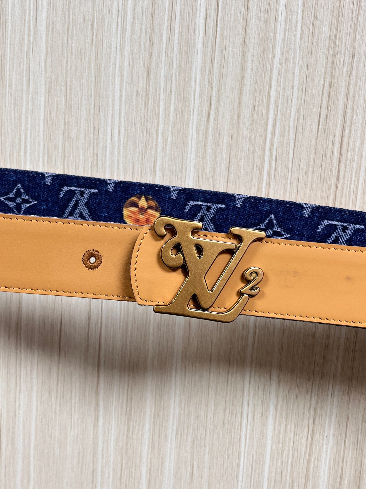 当季新款，正面：牛仔布材质，印有LV经典Monogram老花图案，并点缀彩色花卉印花，复古感拉满- 反面