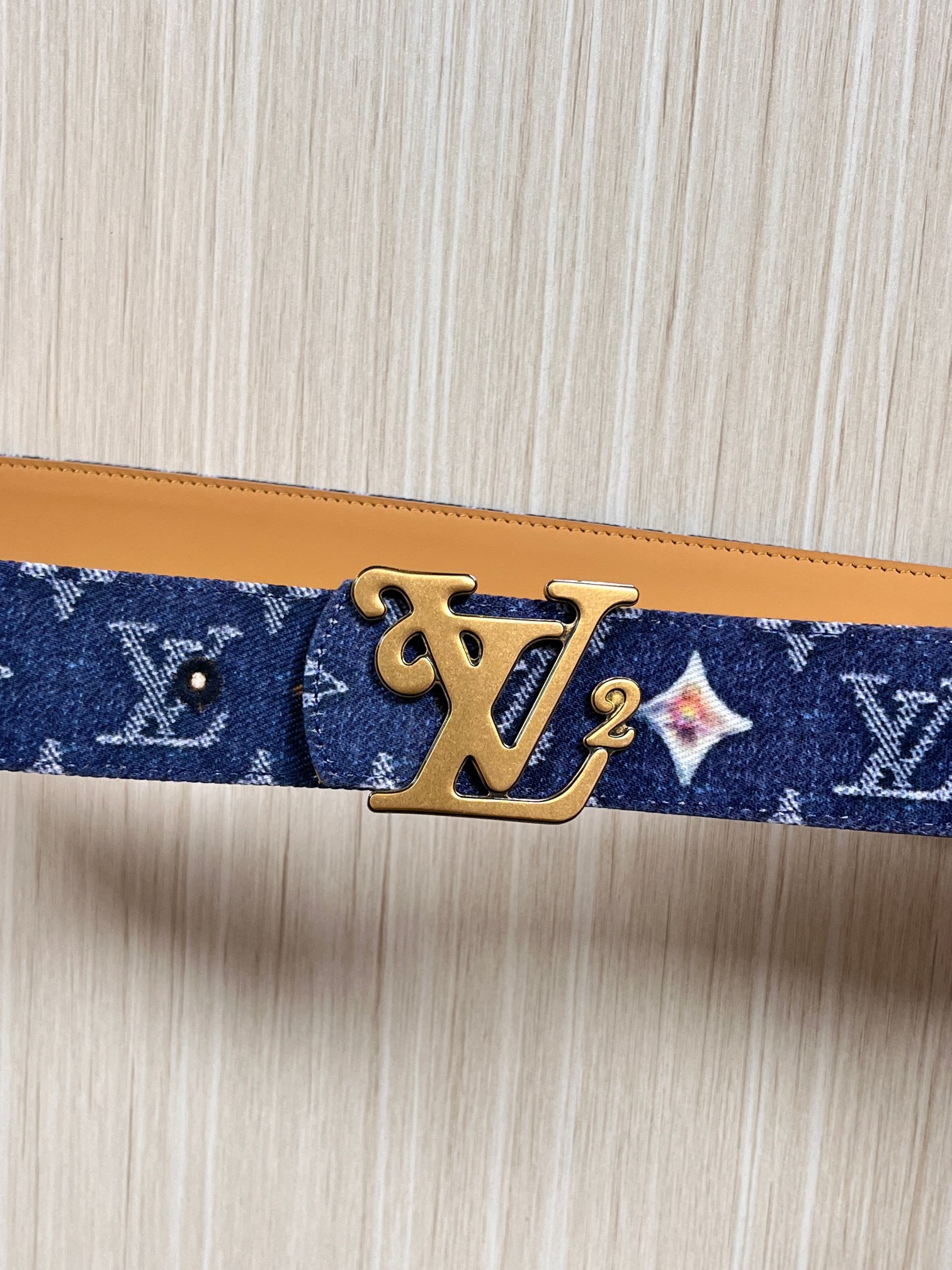 当季新款，正面：牛仔布材质，印有LV经典Monogram老花图案，并点缀彩色花卉印花，复古感拉满- 反面