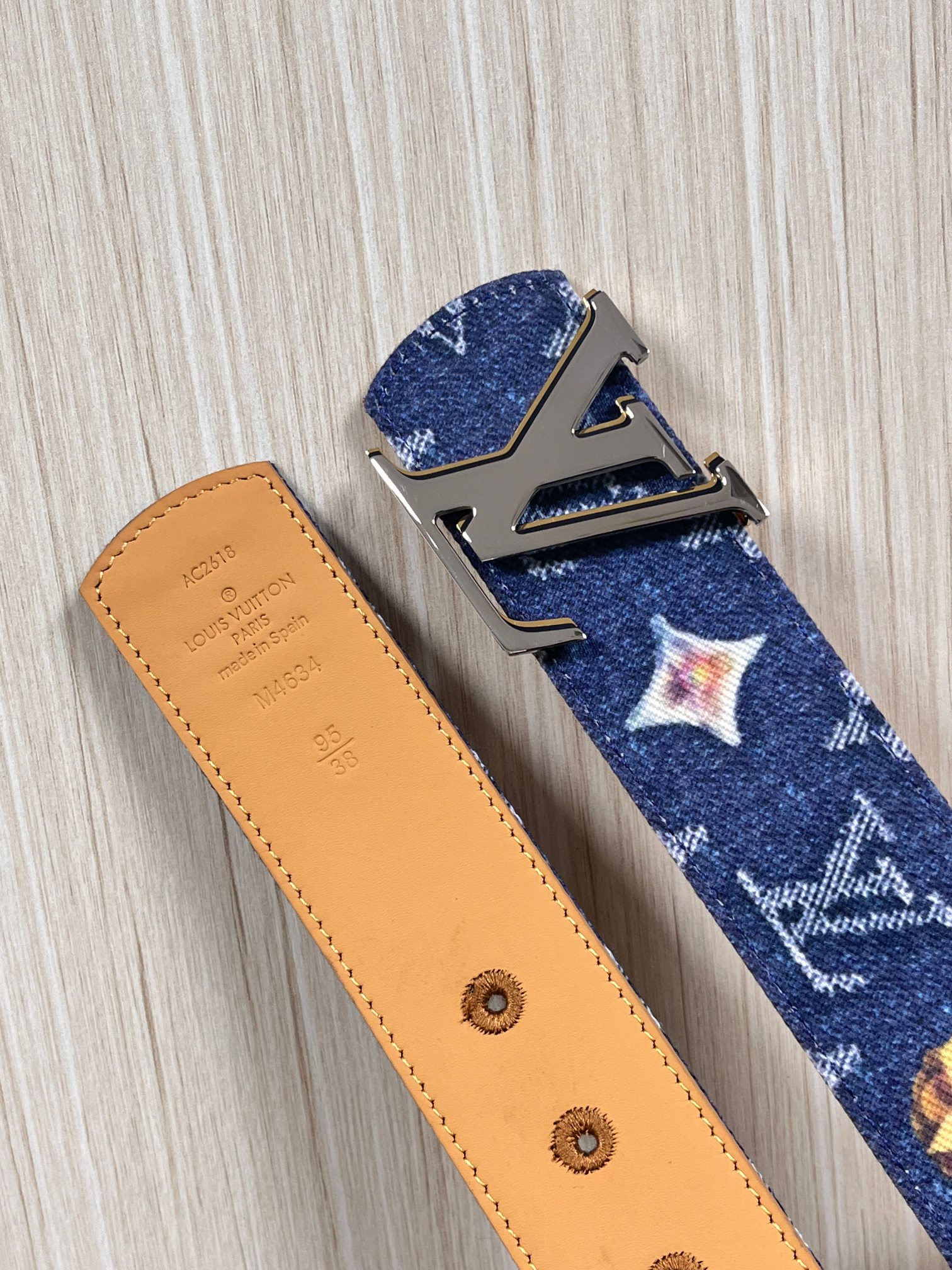 当季新款，正面：牛仔布材质，印有LV经典Monogram老花图案，并点缀彩色花卉印花，复古感拉满- 反面